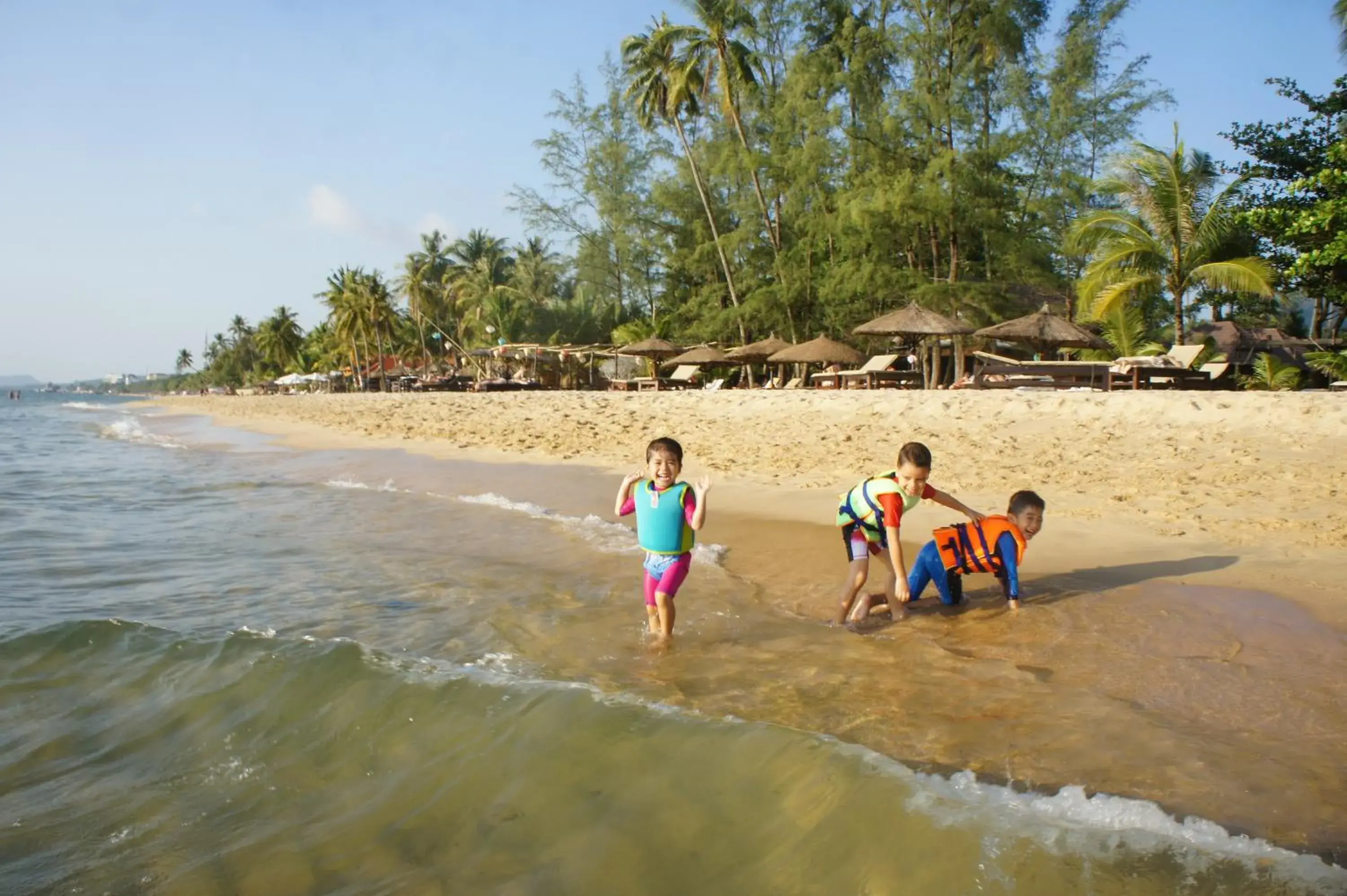 Family, Beach in Phu Quoc Kim - Bungalow On The Beach