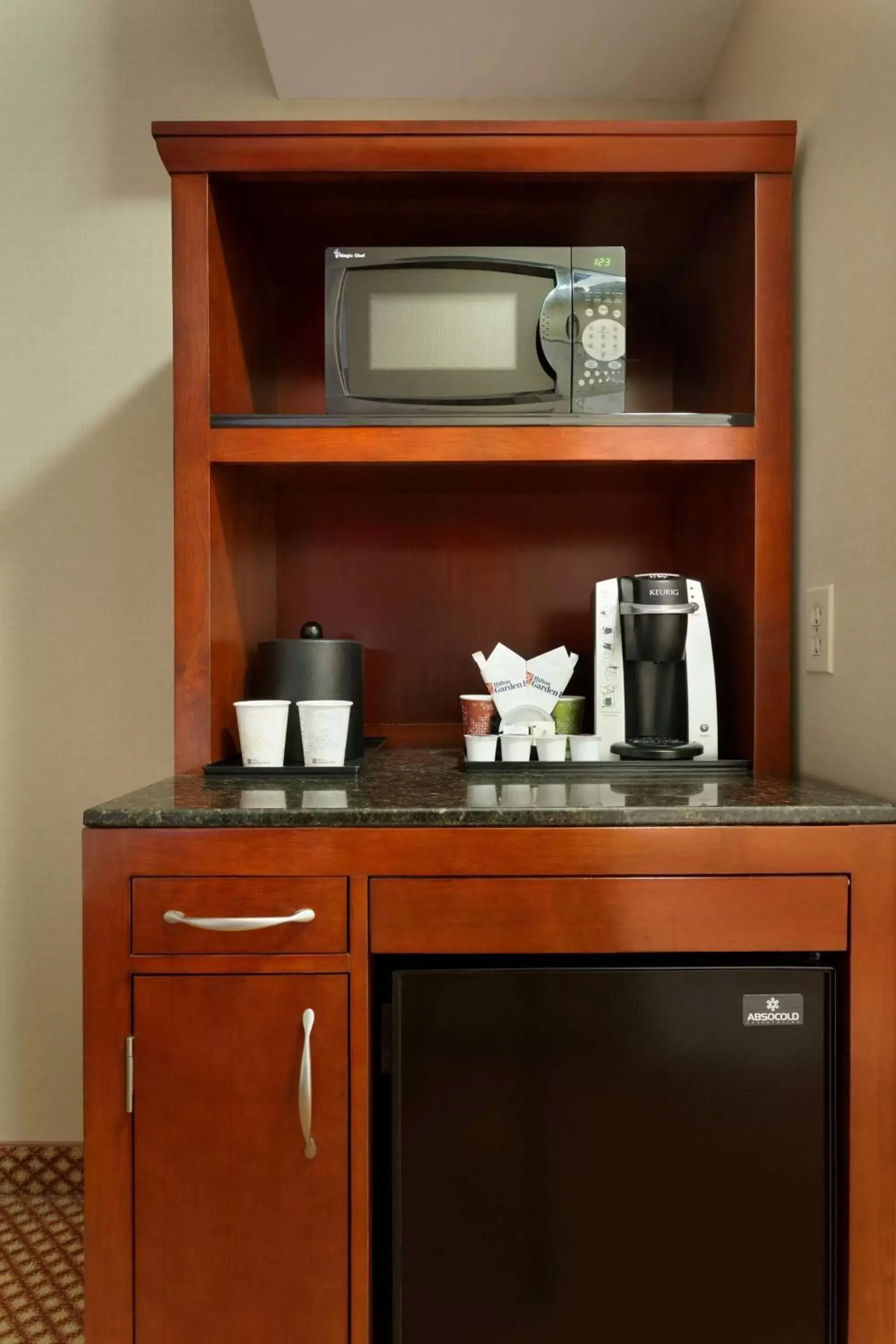 Bed, Kitchen/Kitchenette in Hilton Garden Inn Oakbrook Terrace