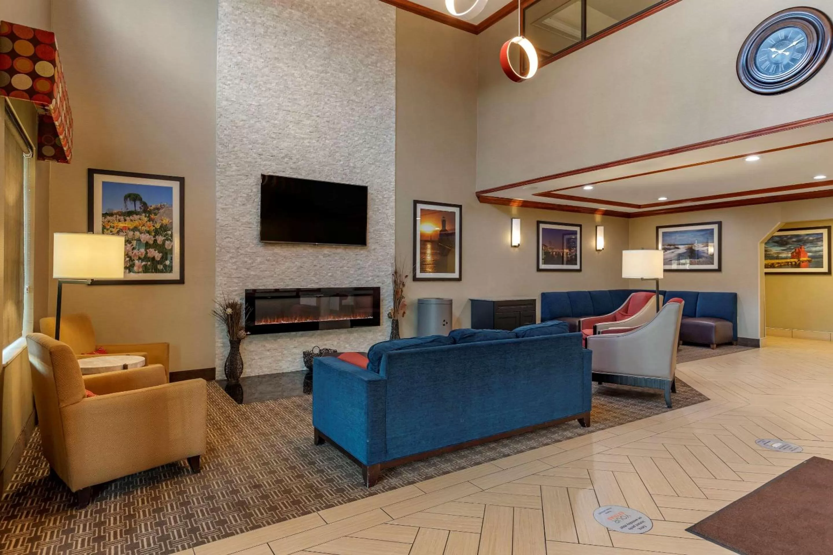 Lobby or reception in Comfort Suites Grand Rapids South
