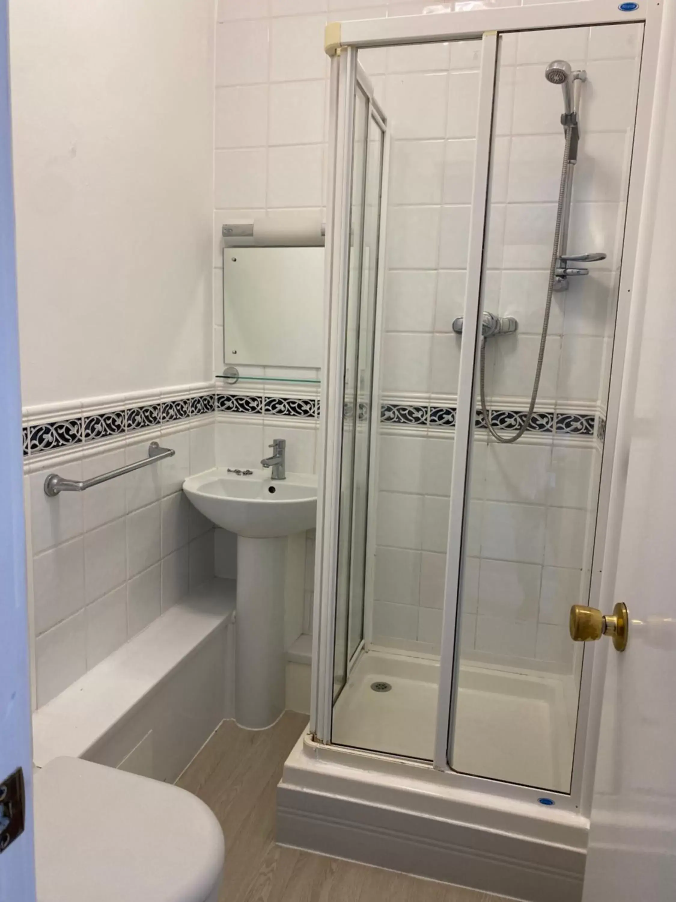 Shower, Bathroom in Waters Edge Hotel