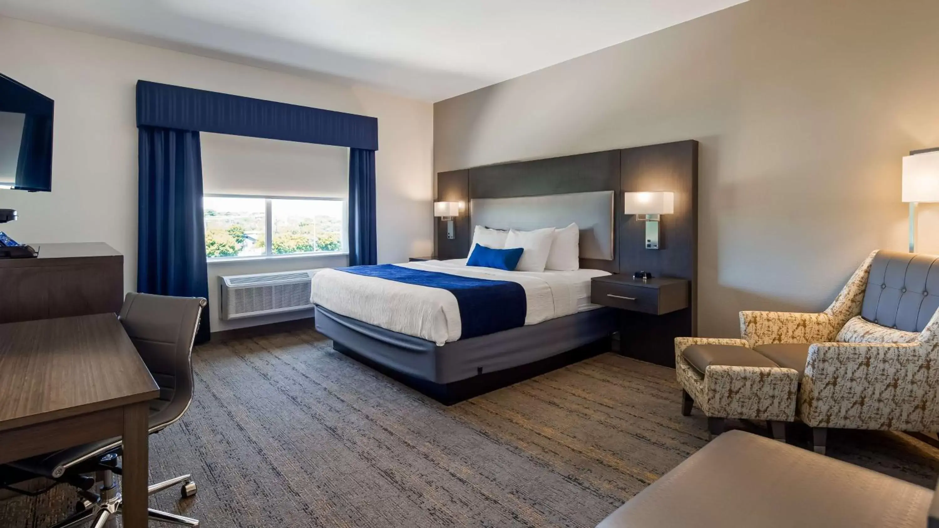 Photo of the whole room, Bed in Best Western Plus Roland Inn & Suites Photo of the whole room, Bed in Best Western Plus Roland Inn & Suites