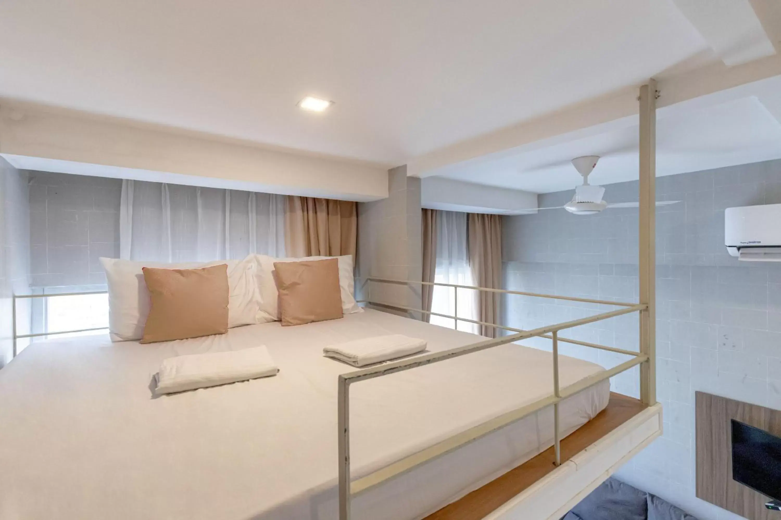 Bedroom, Bed in Selah Pods Hotel Manila
