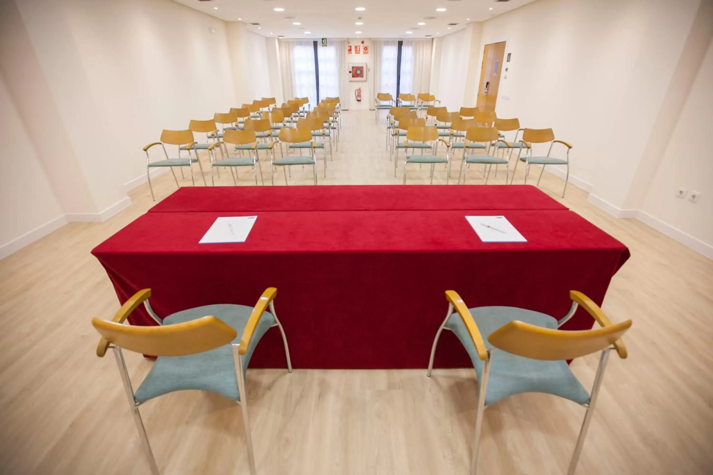 Meeting/conference room in Holiday Inn Express Ciudad de las Ciencias, an IHG Hotel