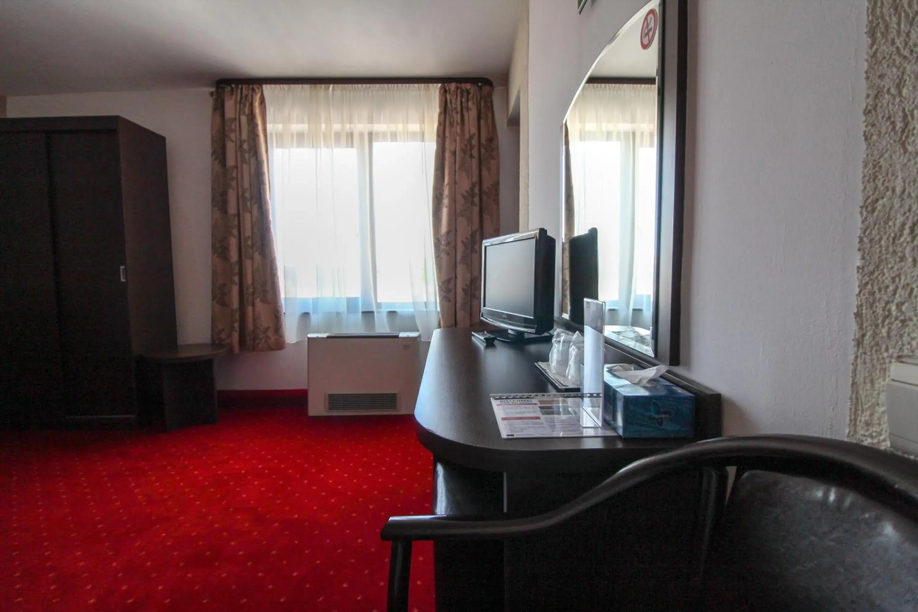 Communal lounge/ TV room, TV/Entertainment Center in Hotel Razvan