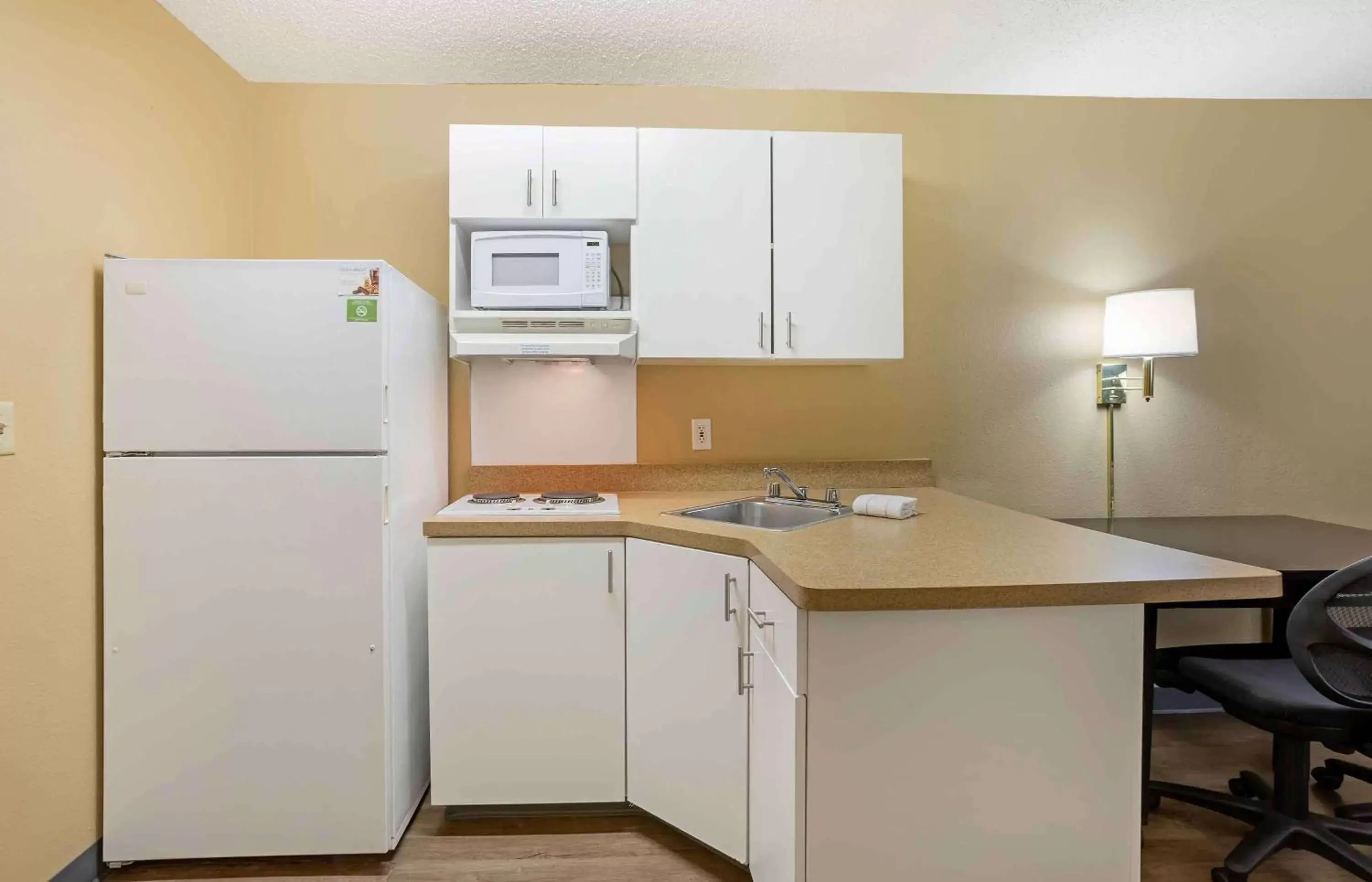 Bedroom, Kitchen/Kitchenette in Extended Stay America Suites - Springfield - South