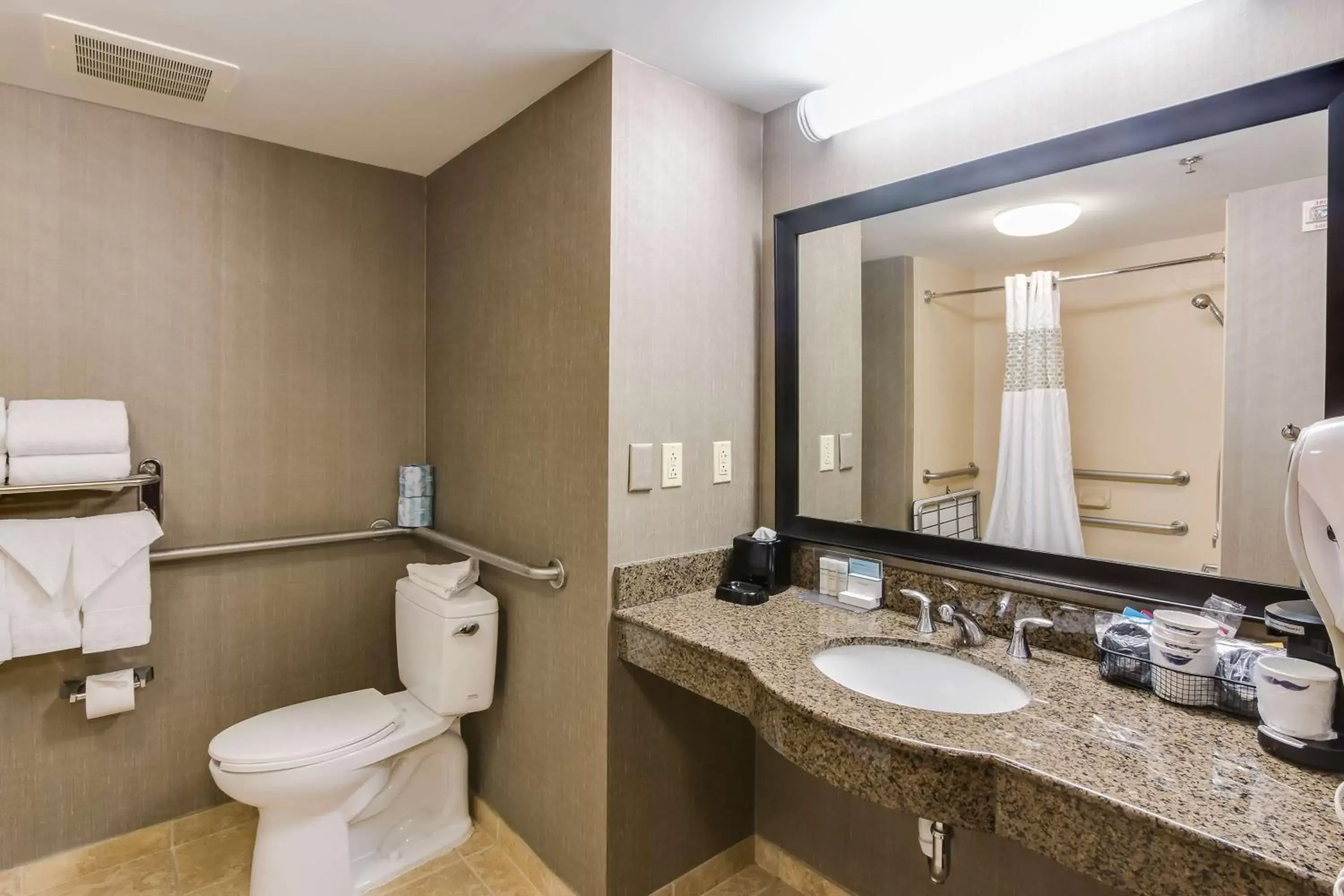 Bathroom in Hampton Inn & Suites Mount Juliet