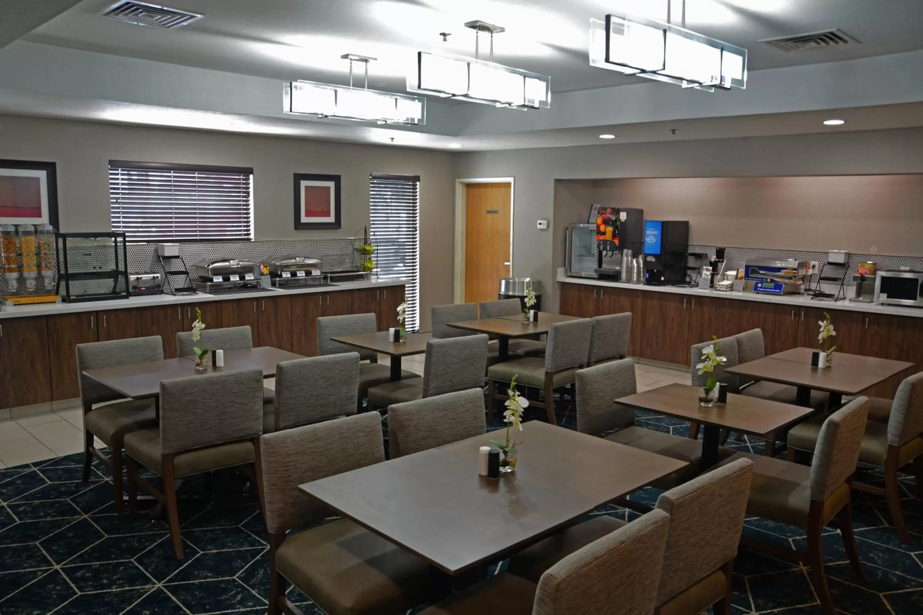 Buffet breakfast, Restaurant/Places to Eat in Best Western Plus Gateway Inn & Suites - Aurora