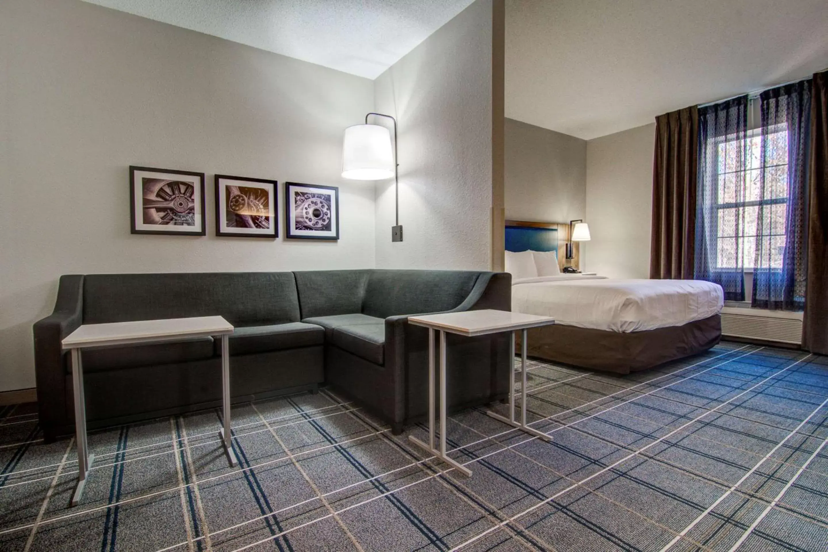 Photo of the whole room, Seating Area in Comfort Suites Newport News Airport