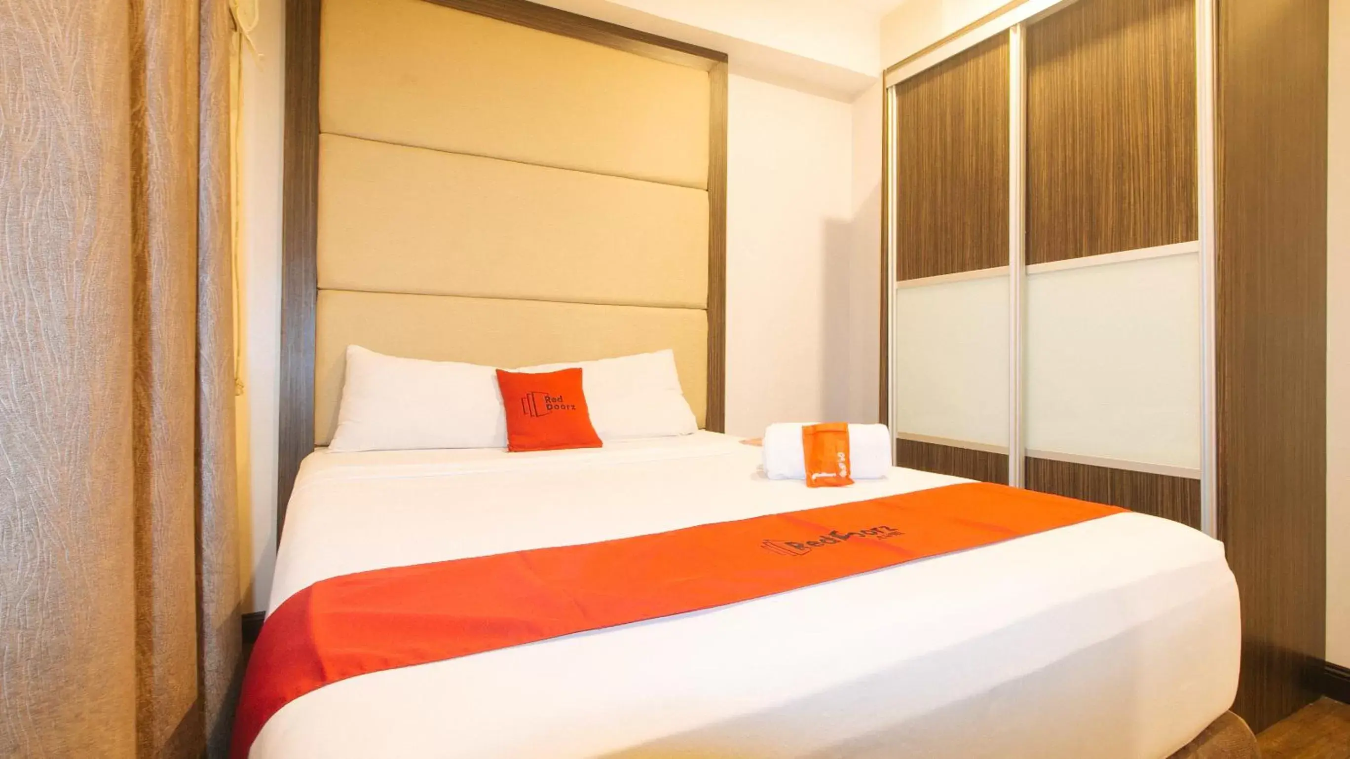 Bed in RedDoorz Premium @ West Avenue Quezon City