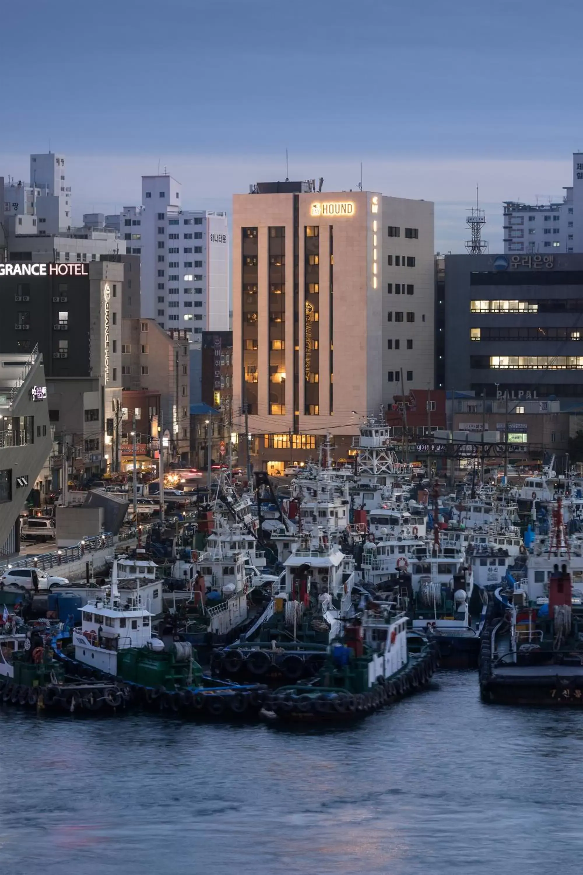 Facade/entrance in Bay Hound Hotel Facade/entrance in Bay Hound Hotel