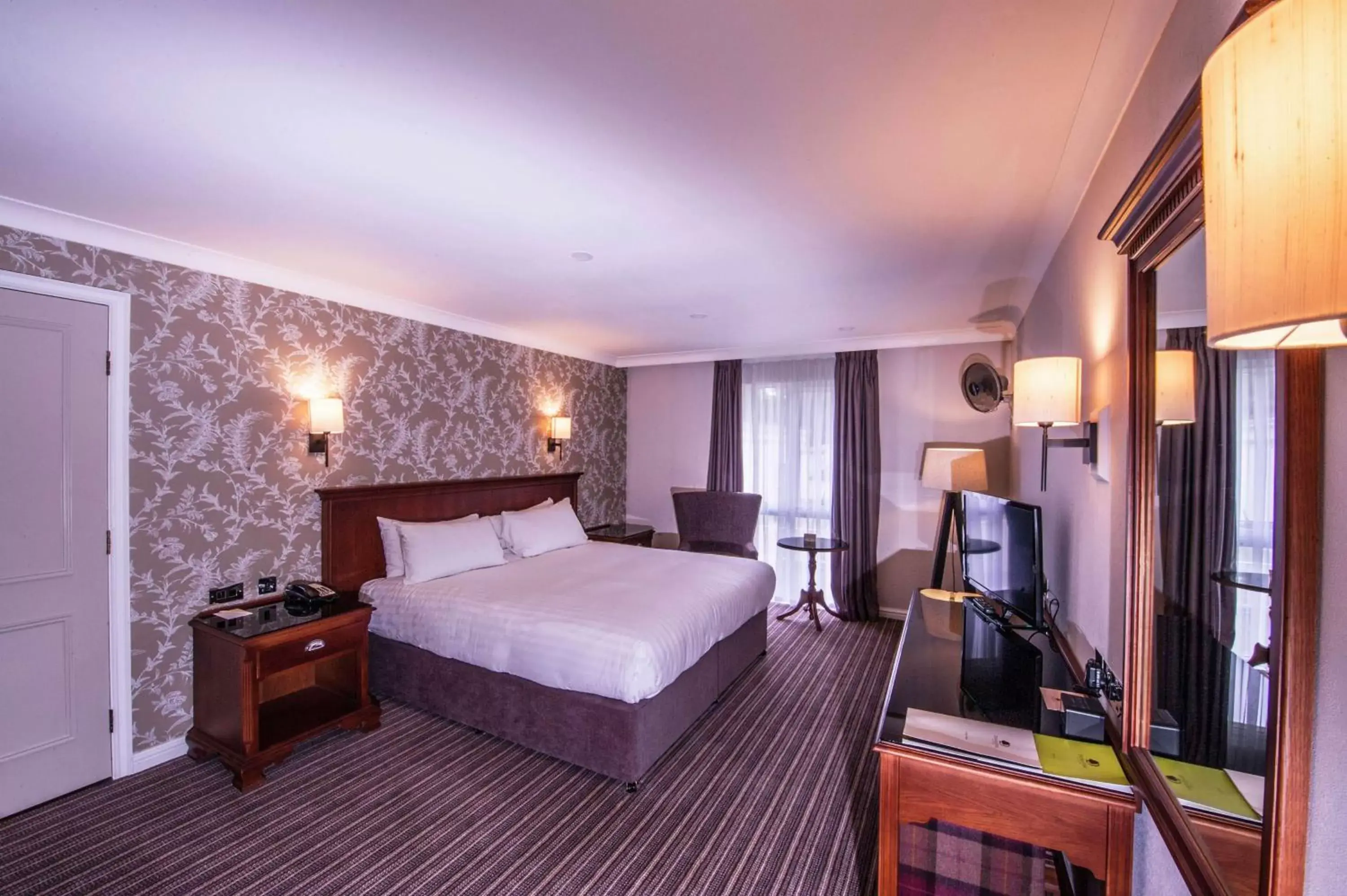 Bedroom, Bed in DoubleTree by Hilton Cheltenham