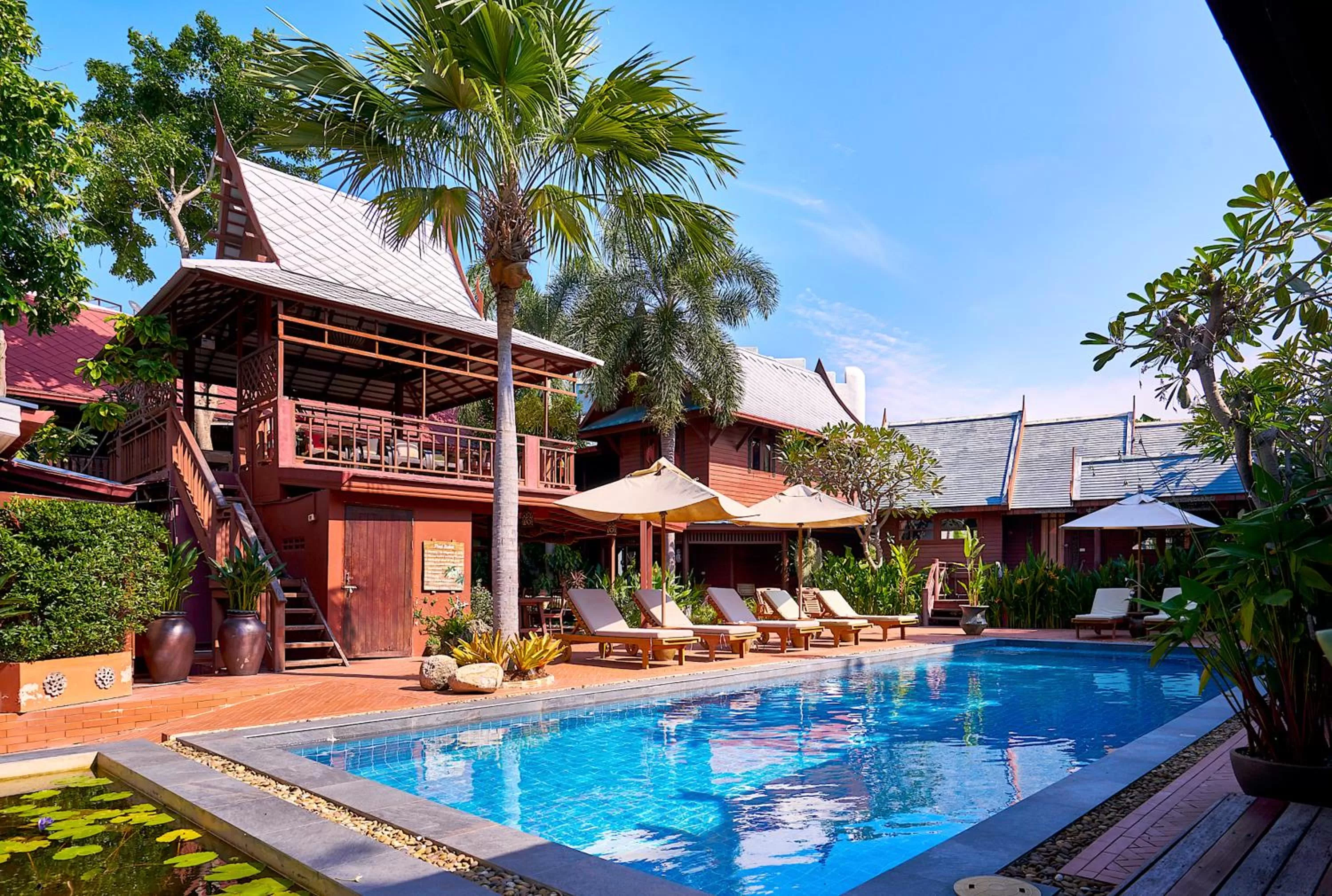 Swimming pool in Ruenkanok Thaihouse Resort