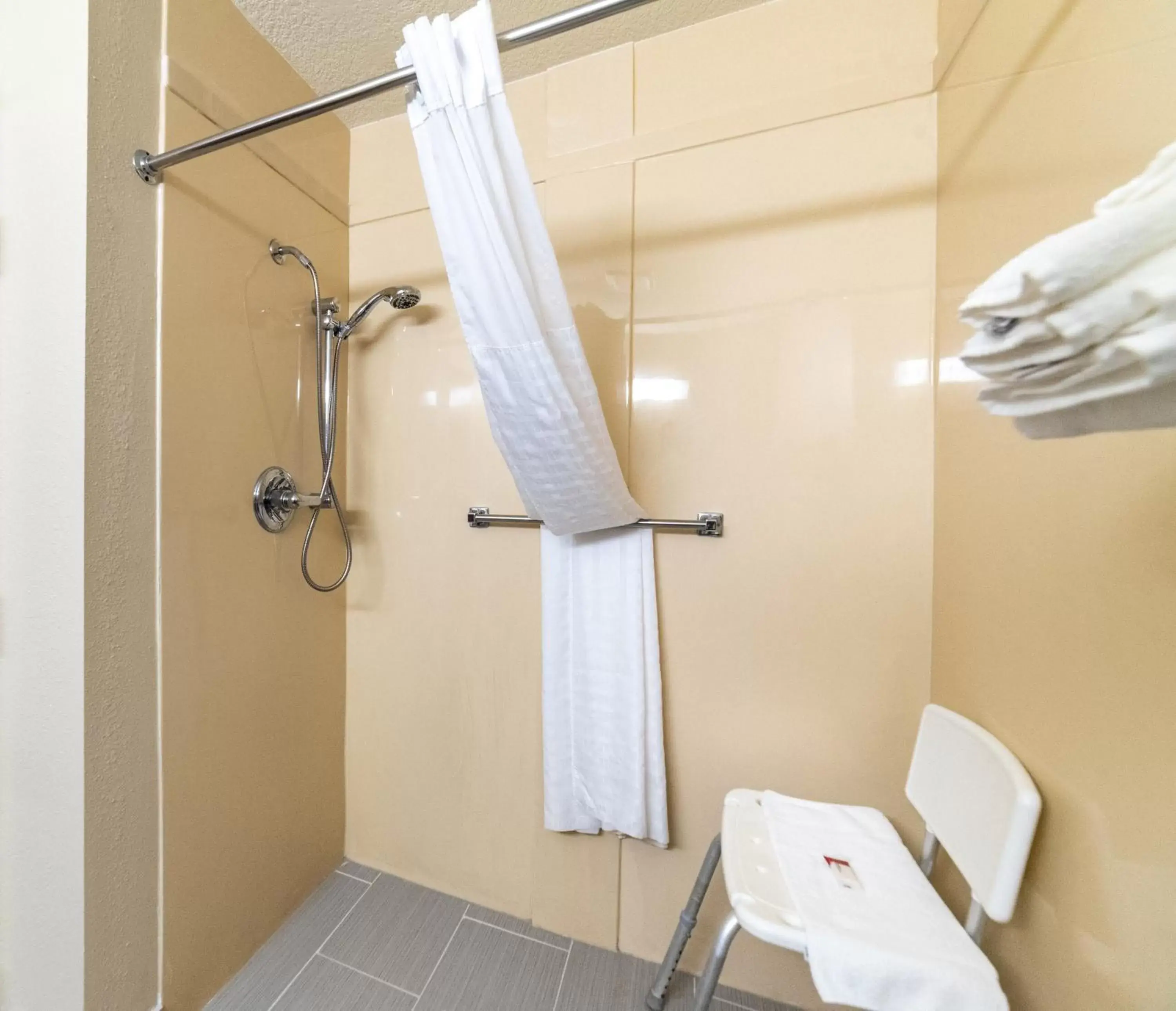 Shower, Bathroom in Baymont by Wyndham Caddo Valley/Arkadelphia