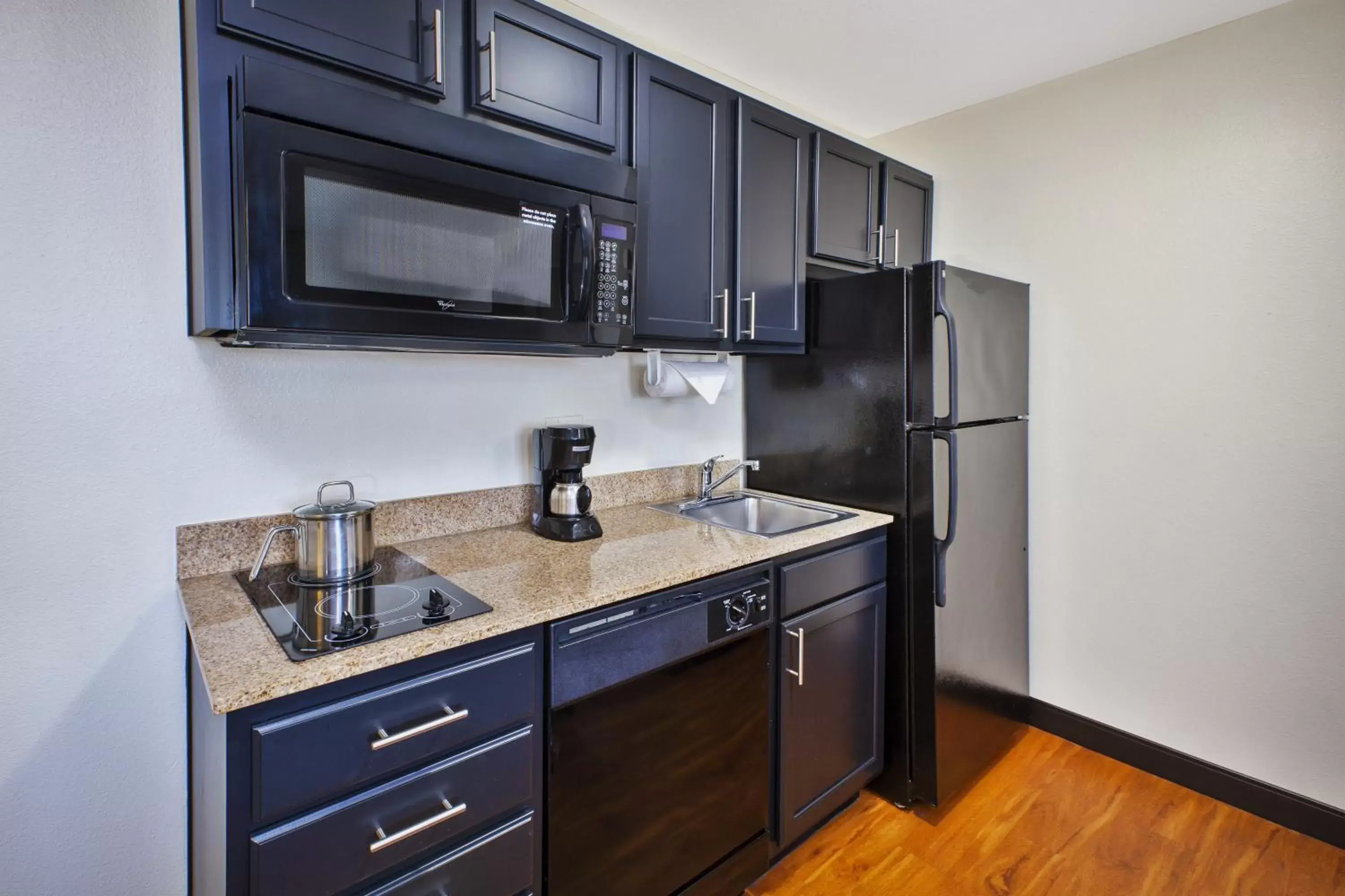 Photo of the whole room, Kitchen/Kitchenette in Candlewood Suites Indianapolis Airport, an IHG Hotel