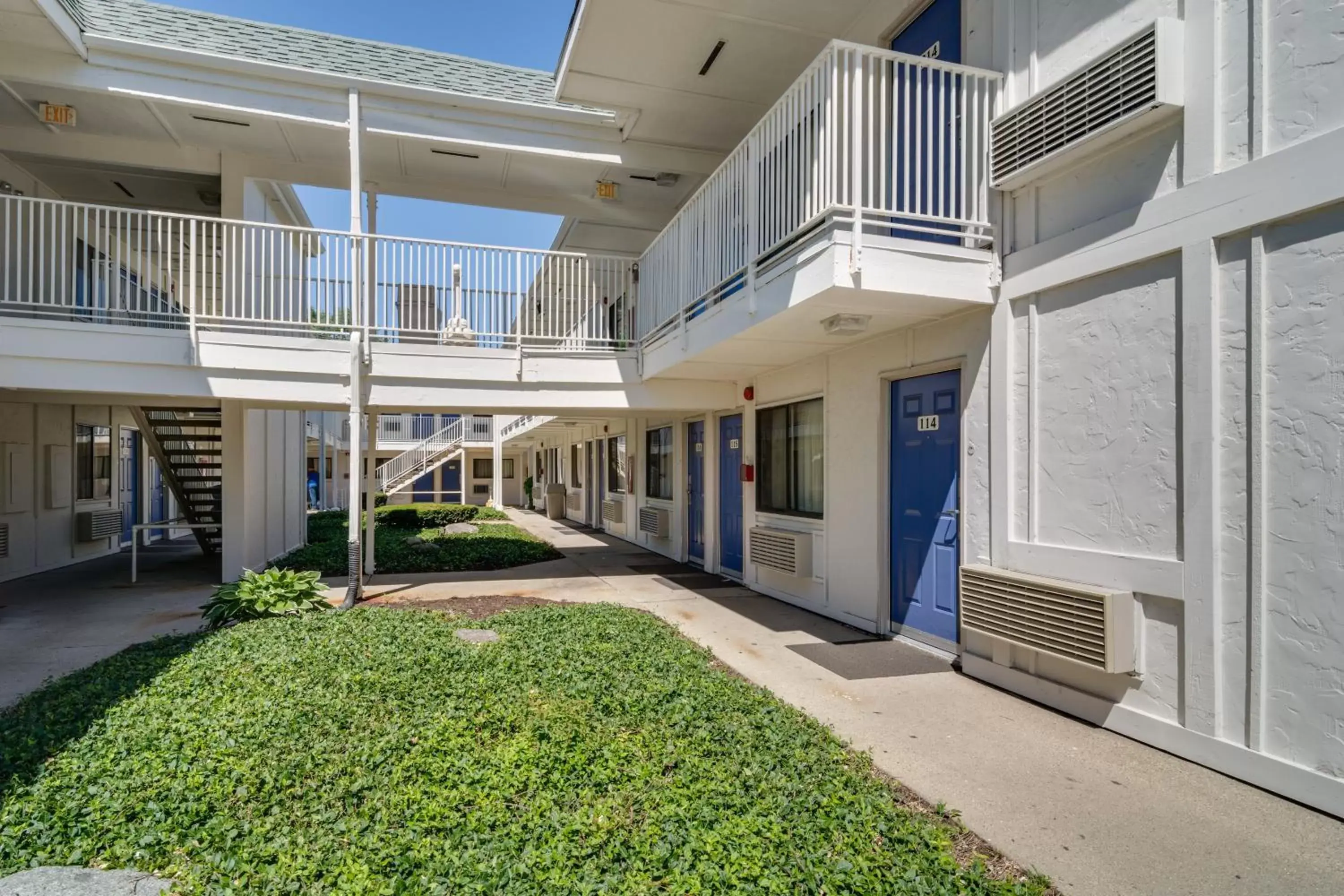 Facade/entrance, Patio/Outdoor Area in Motel 6-Schiller Park, IL - Chicago O'Hare