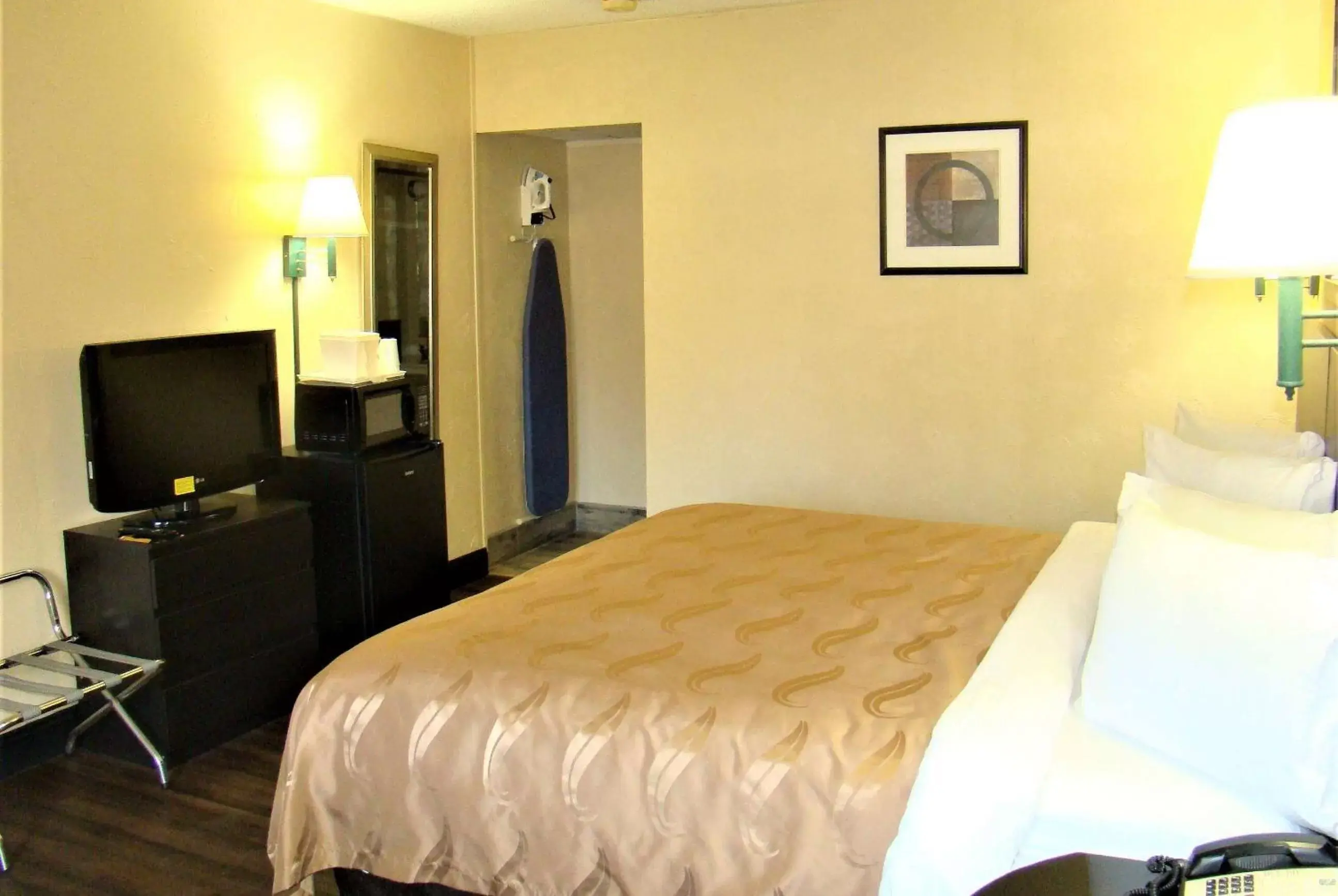 Photo of the whole room, Bed in Baymont by Wyndham Front Royal Near Shenandoah National Park