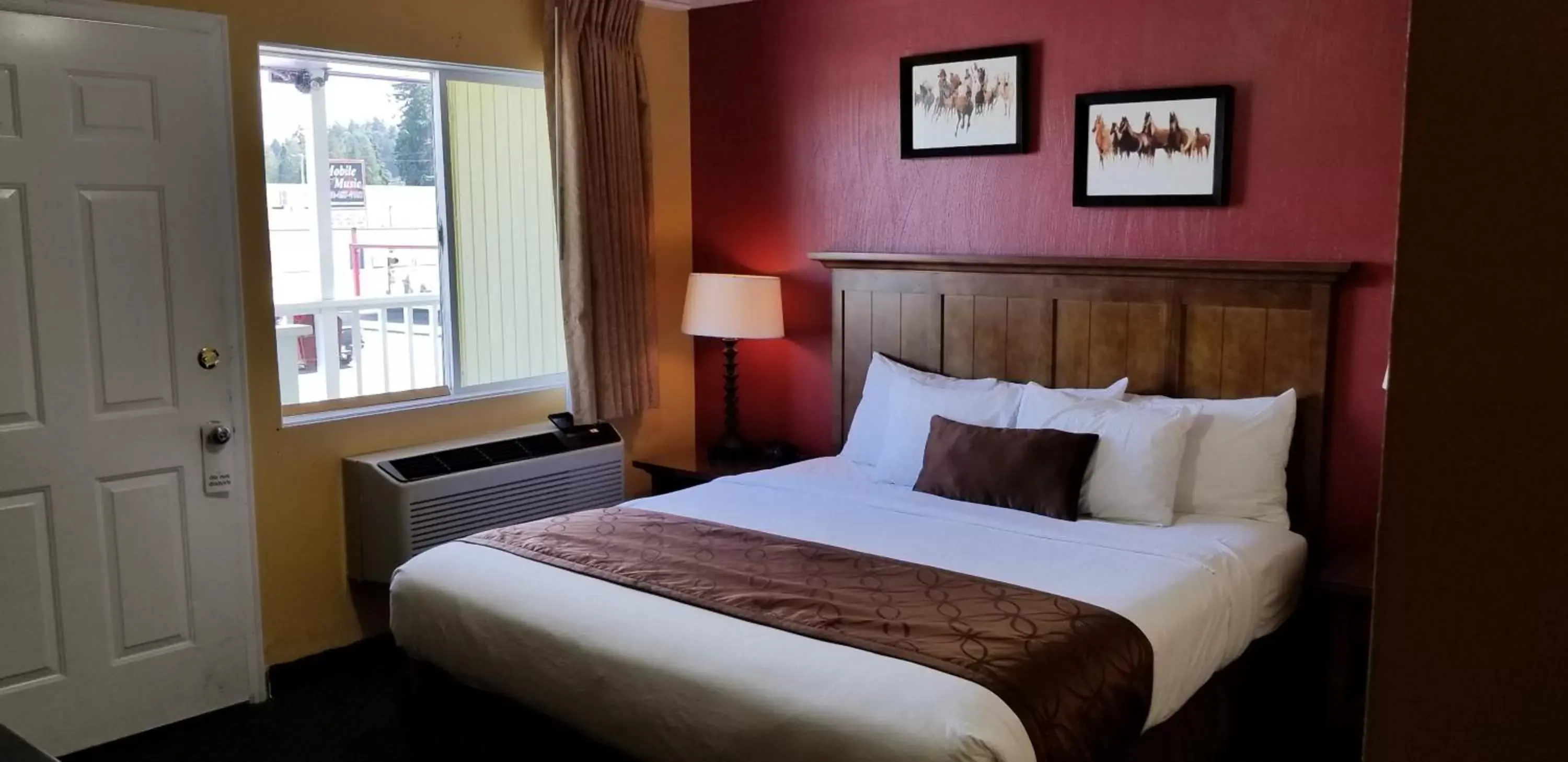 Bedroom, Bed in Royal Victorian Motel