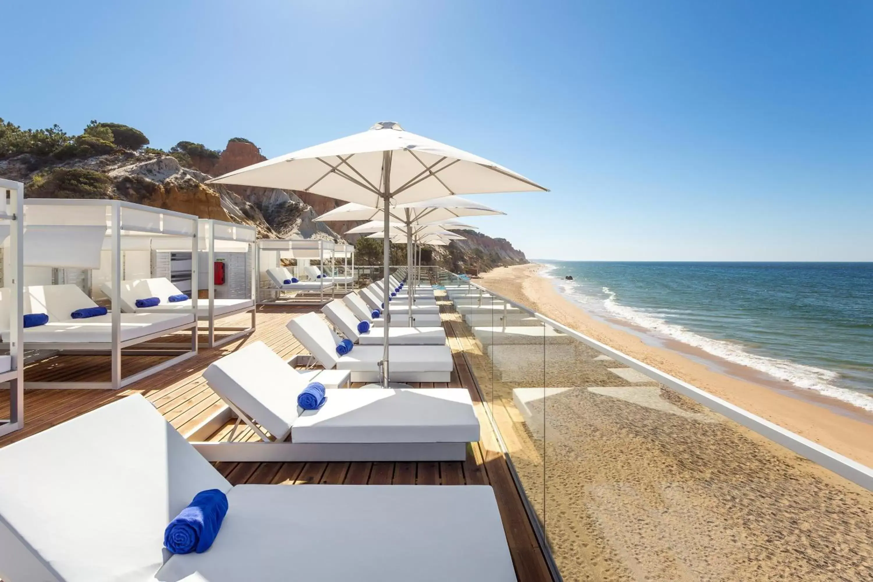 Restaurant/places to eat, Beach in Pine Cliffs Ocean Suites, a Luxury Collection Resort & Spa, Algarve