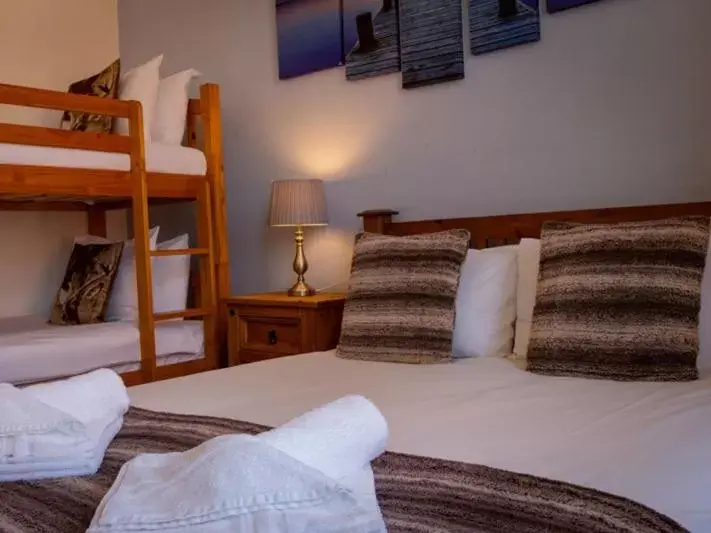 Bedroom, Bunk Bed in Stonehenge Inn & Shepherd's Huts