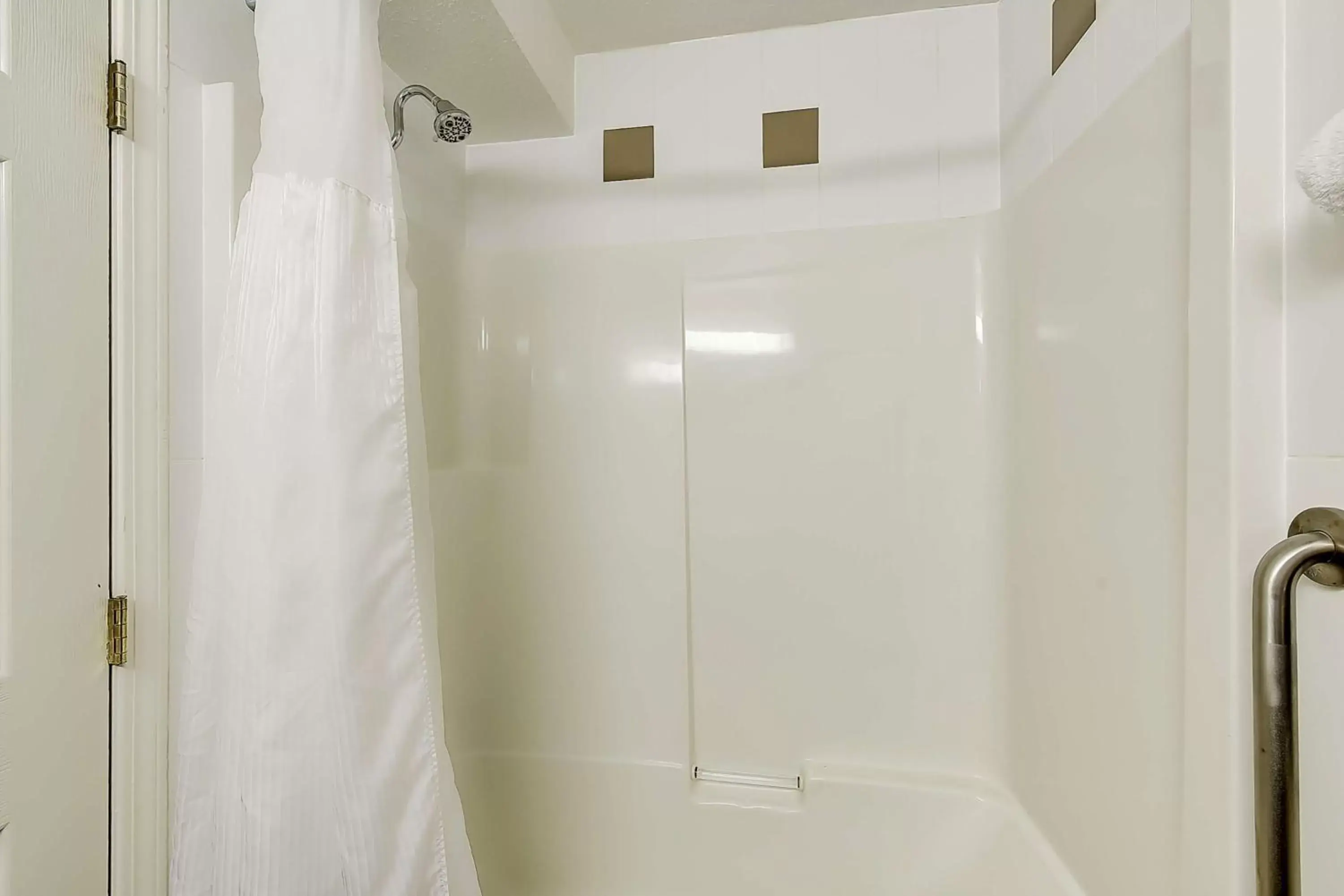 Bath, Bathroom in Best Western Plus Osoyoos Hotel & Suites