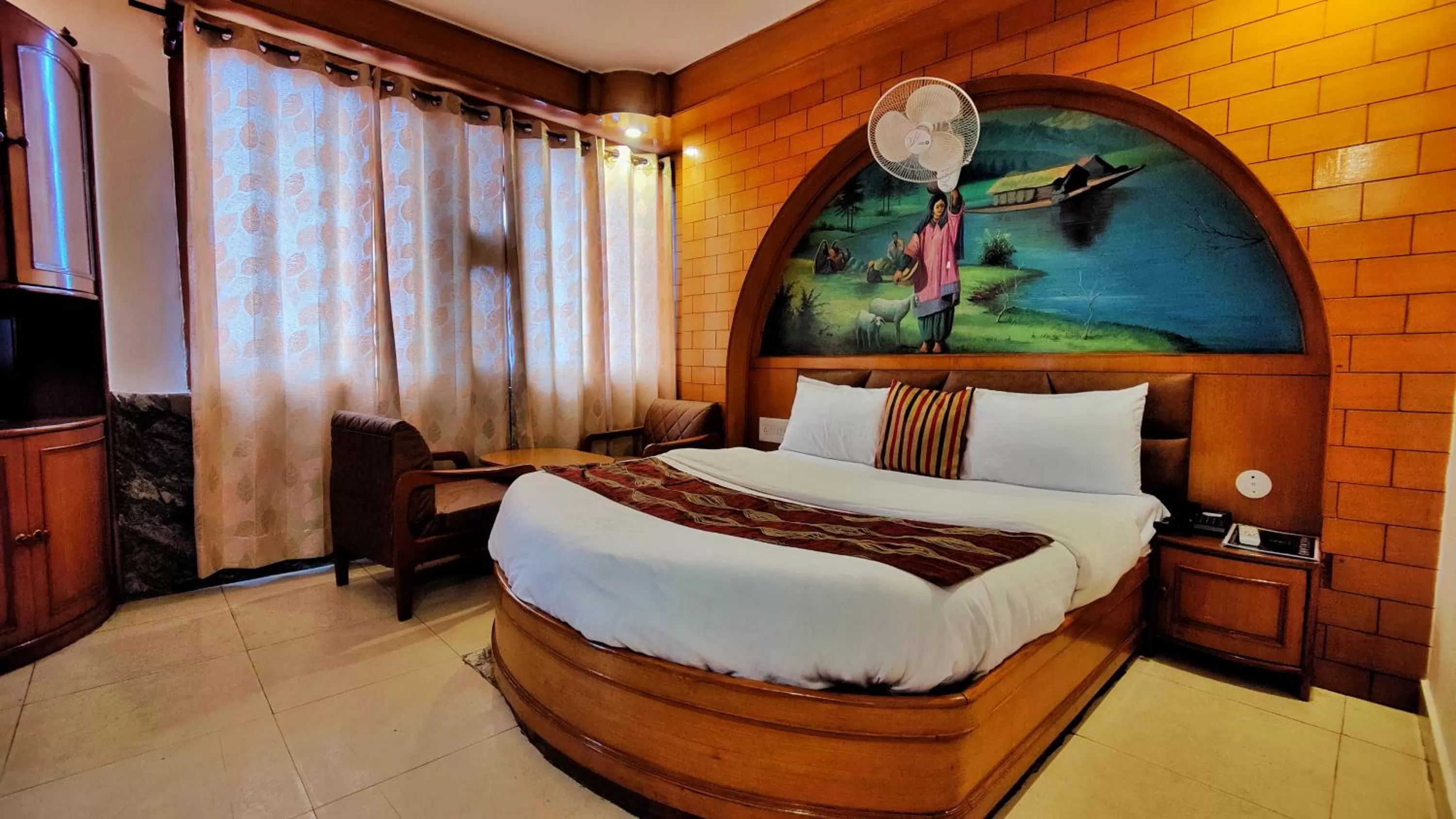 Bedroom, Bed in Auckland Hotel and Restaurant Near Mall Road