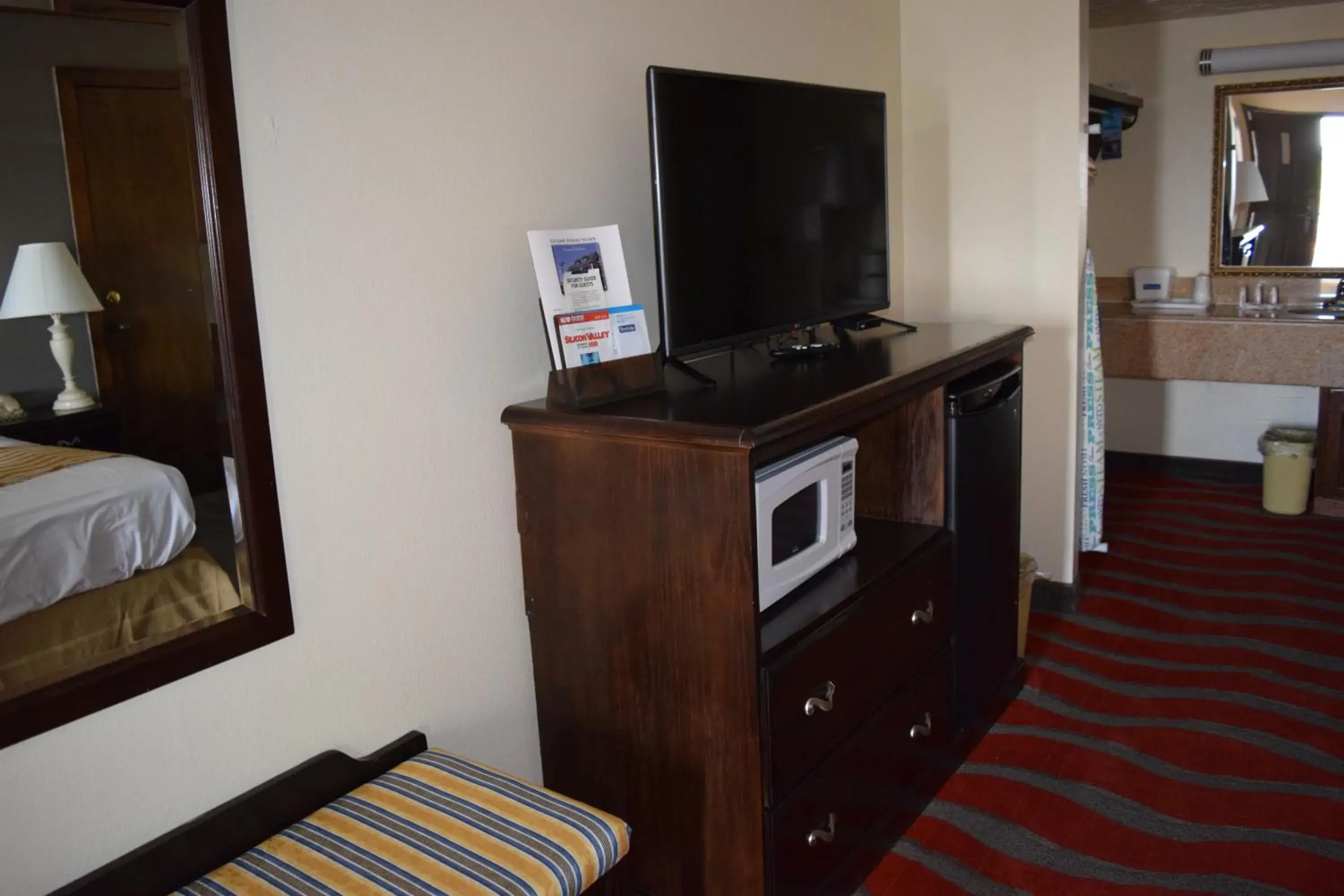TV and multimedia, TV/Entertainment Center in Travelodge Inn & Suites by Wyndham Norman