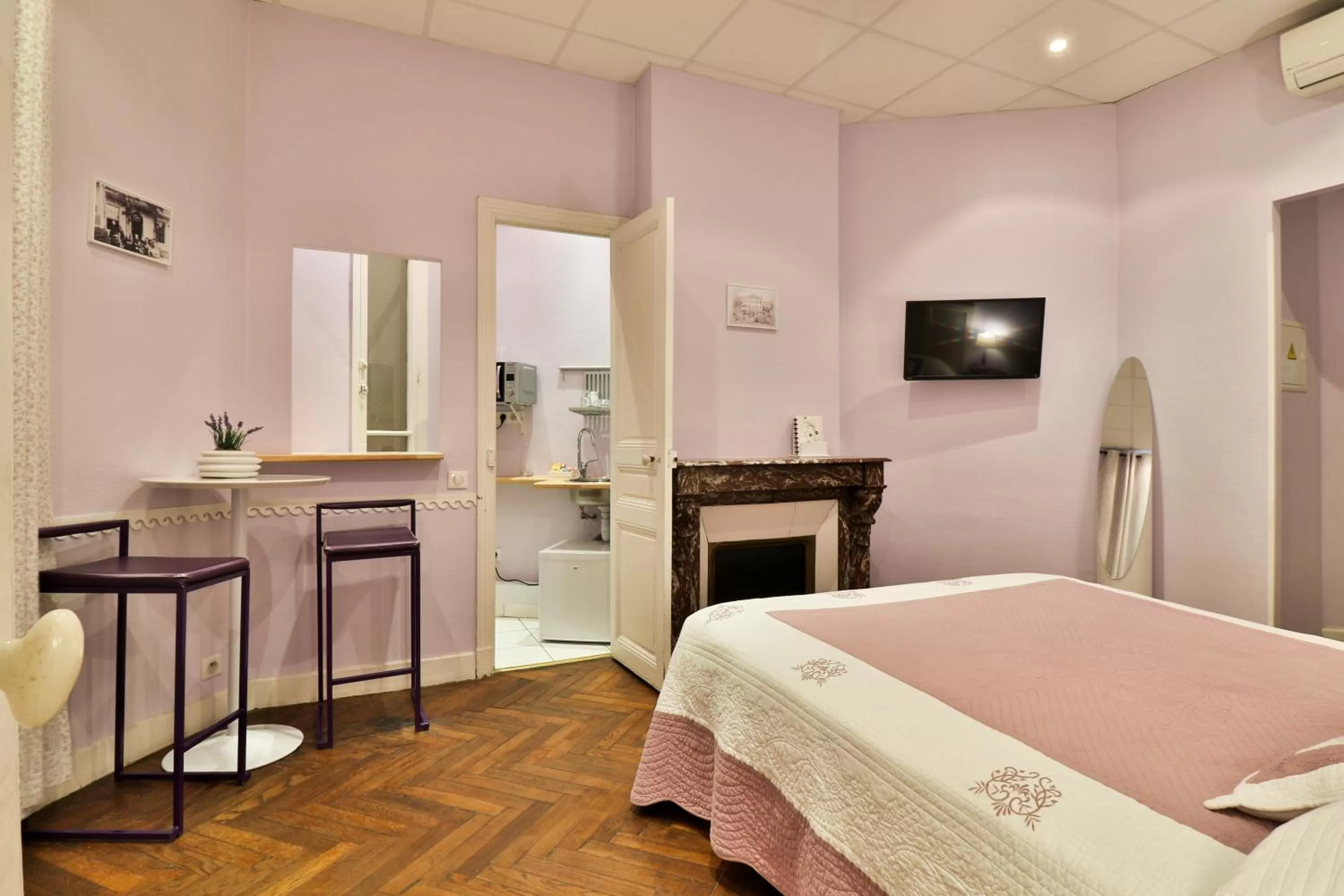 Photo of the whole room, Bed in Hotel Victor Hugo Nice