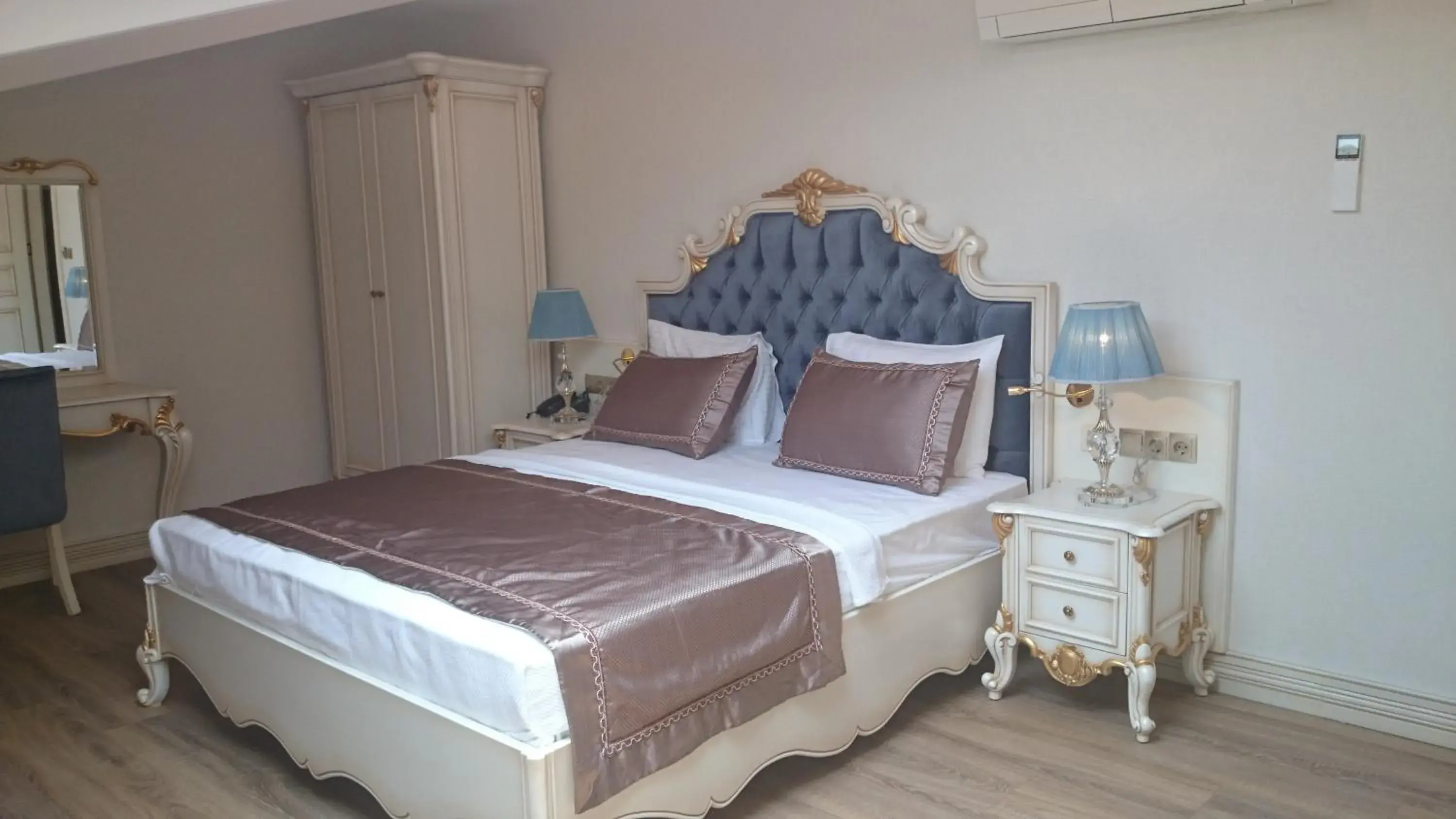 Bedroom, Bed in Glorious Hotel