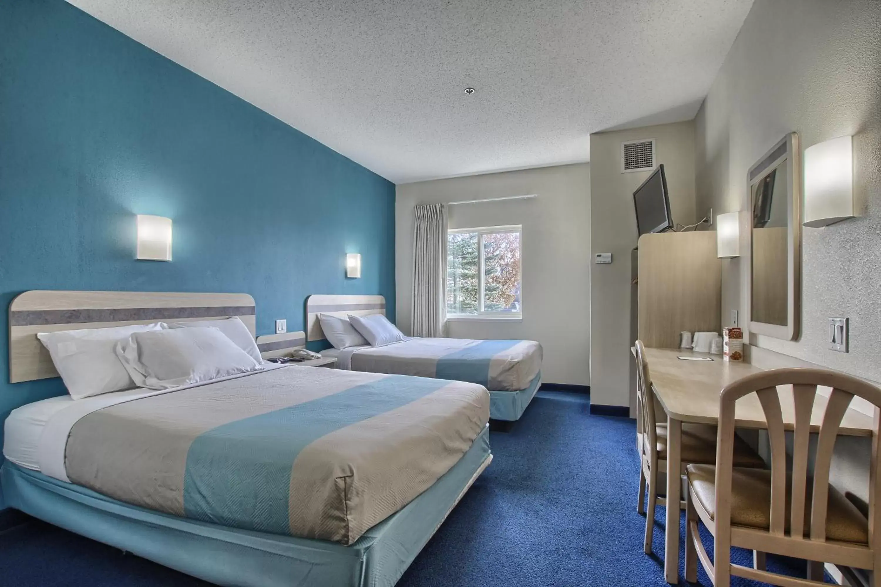 Bedroom, Bed in Motel 6-London, ON - Ontario