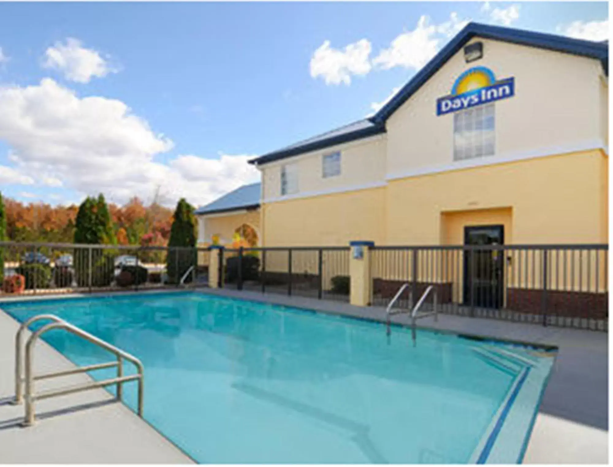 Swimming pool, Property Building in Days Inn by Wyndham Lincoln