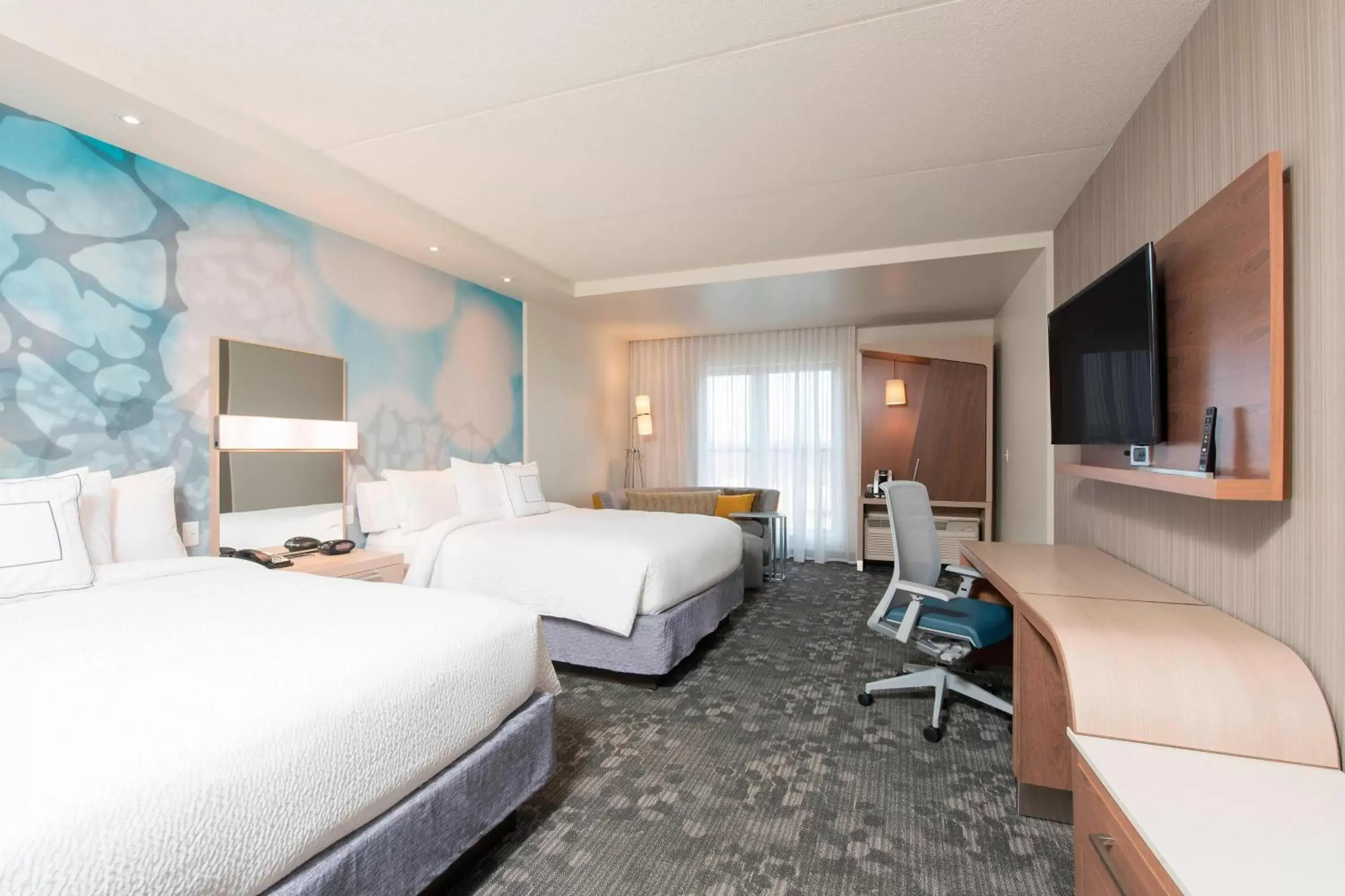 Photo of the whole room, Bed in Courtyard by Marriott Holland Downtown