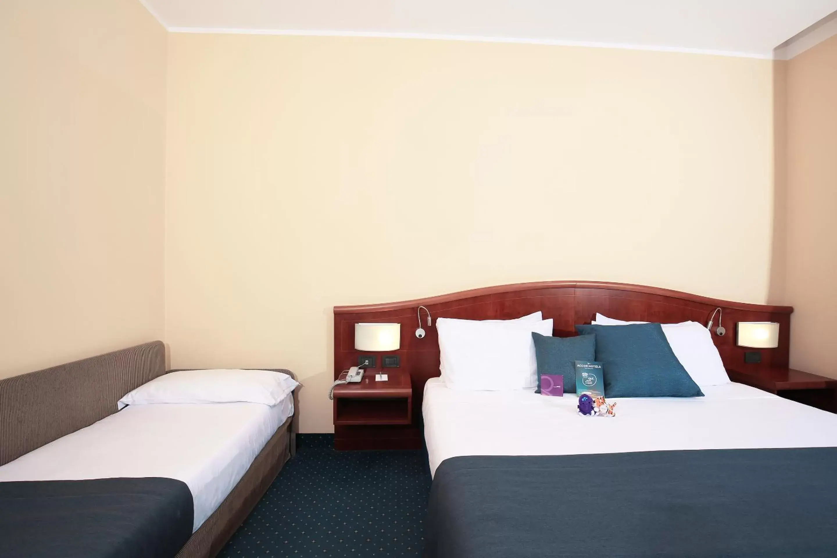 Bathroom, Bed in Mercure Genova San Biagio Bathroom, Bed in Mercure Genova San Biagio