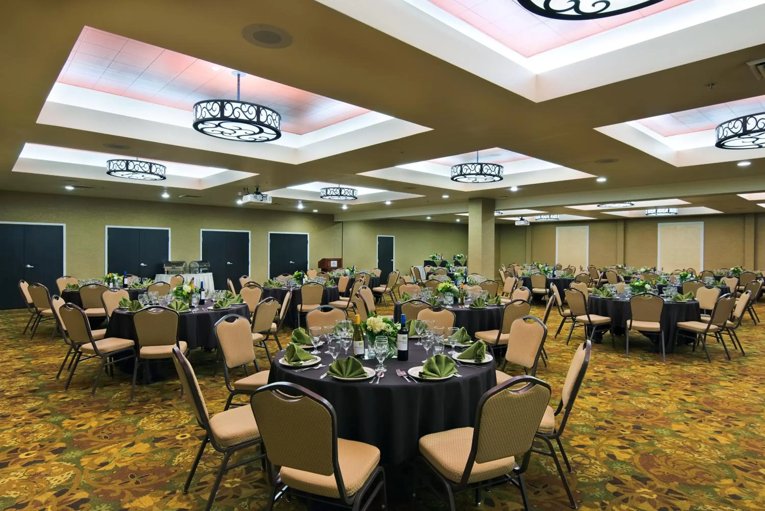 Banquet/Function facilities, Restaurant/Places to Eat in Oxford Suites Boise