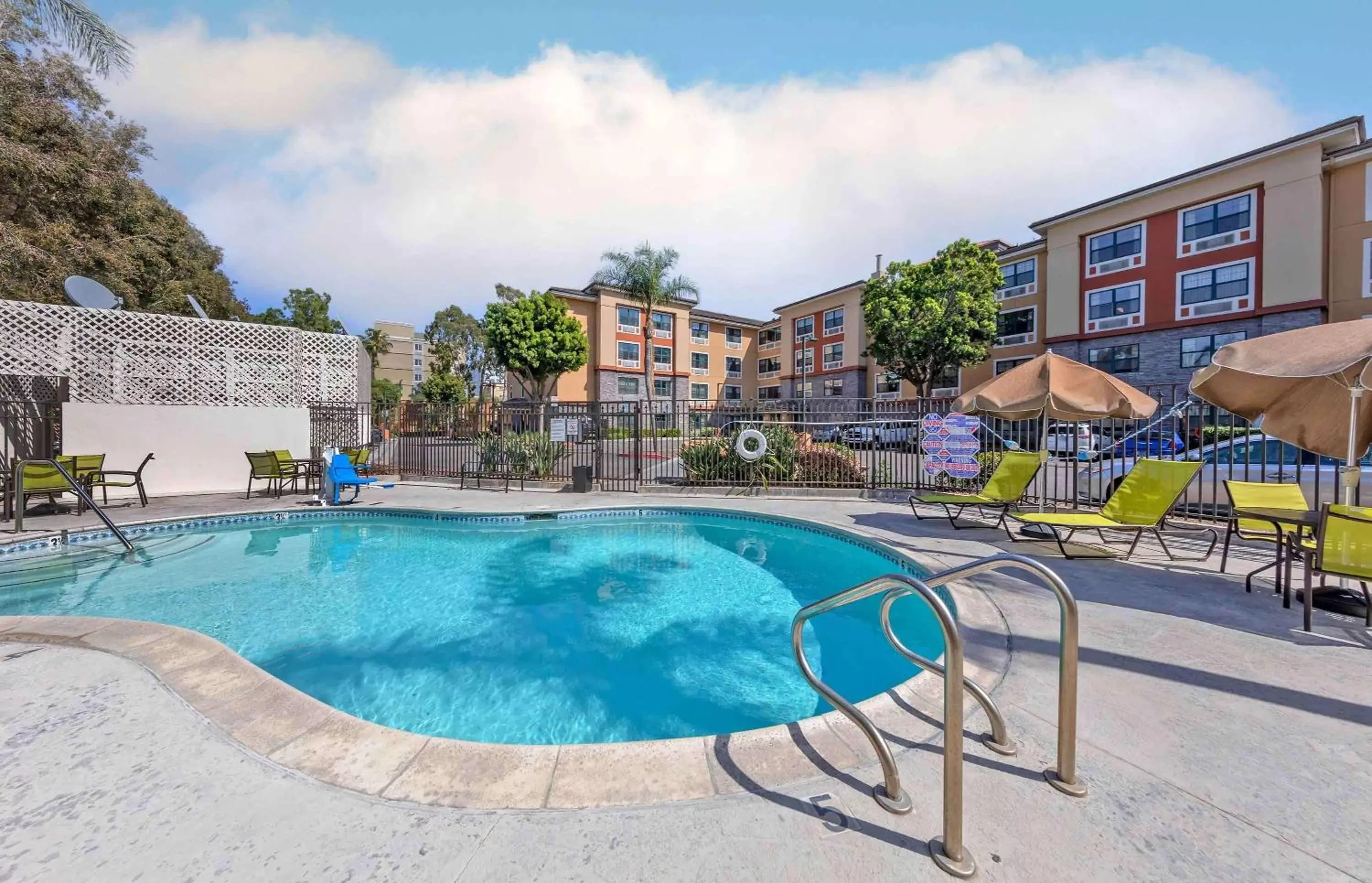 Pool view, Swimming Pool in Extended Stay America Suites - Orange County - Anaheim Convention Center