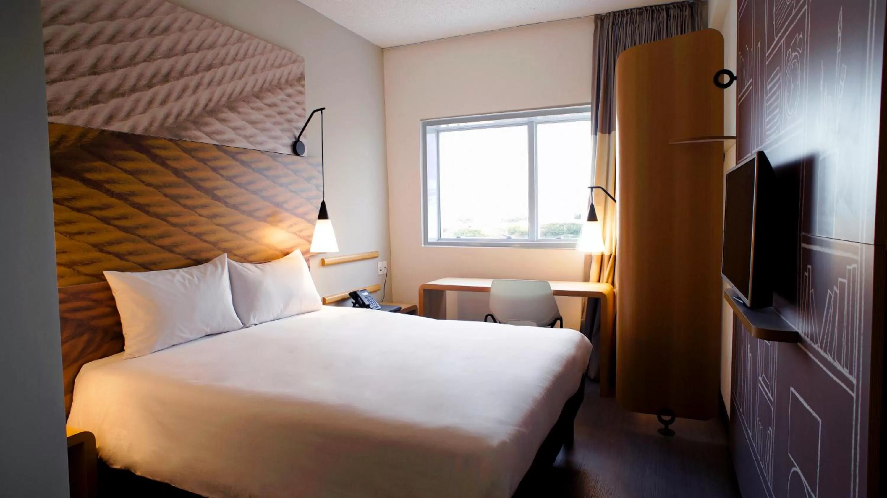 Photo of the whole room, Bed in ibis Osasco