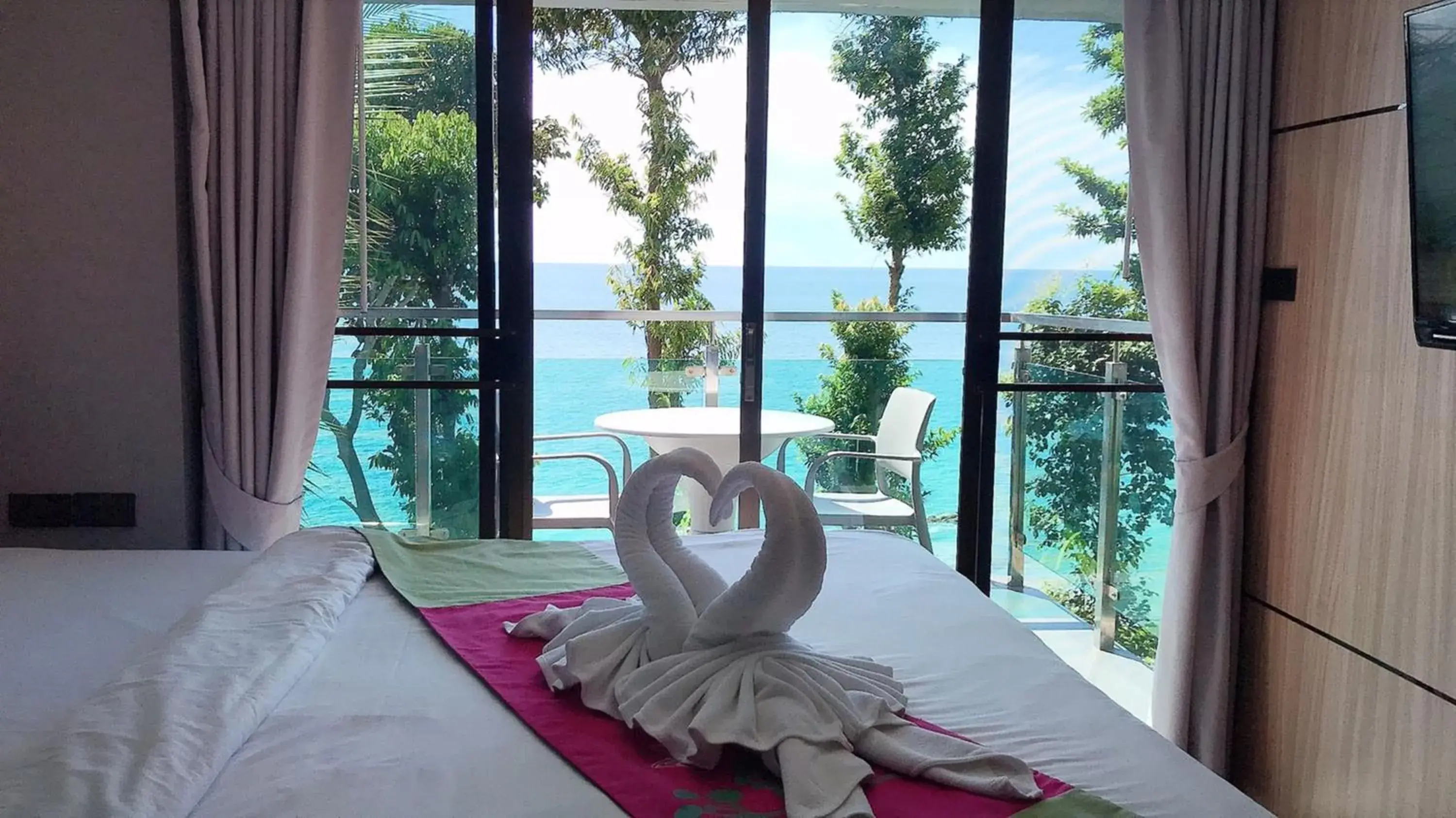 Sea view, Bed in Cliff Lanta Suite-Koh Lanta Krabi