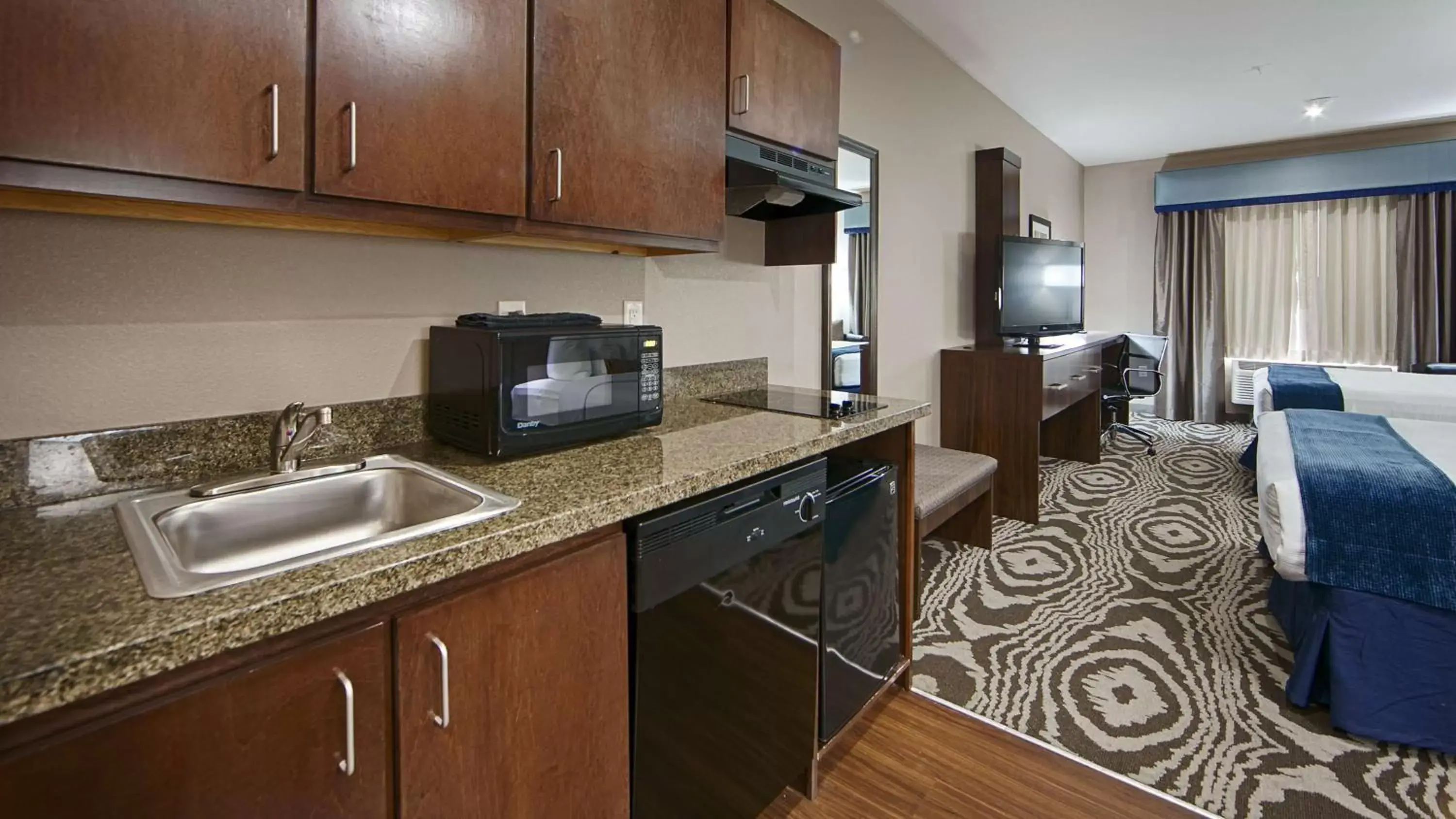 Photo of the whole room, Kitchen/Kitchenette in Best Western Plus Williston Hotel & Suites