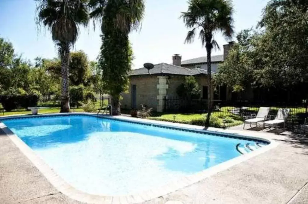 Pool view, Swimming Pool in Live Oaks Bed and Breakfast