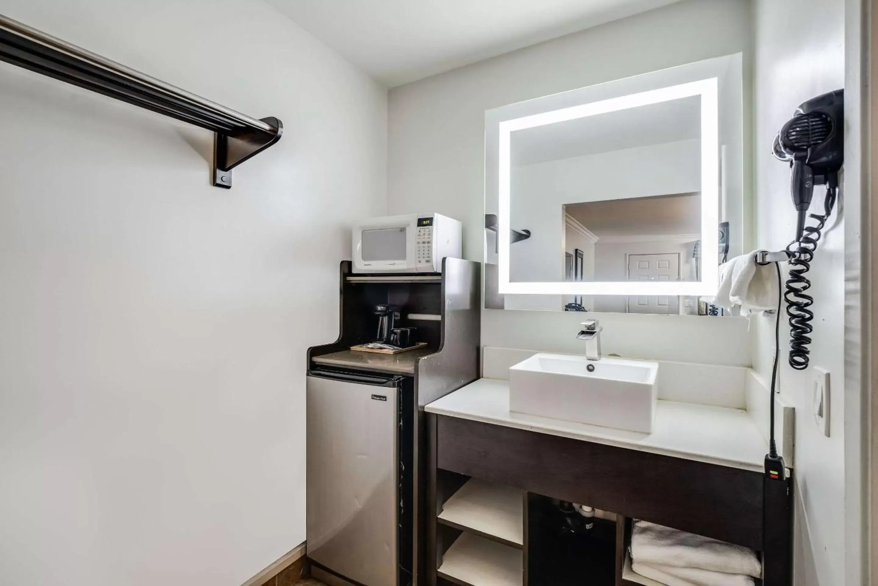 Bedroom, Bathroom in Rodeway Inn Temecula