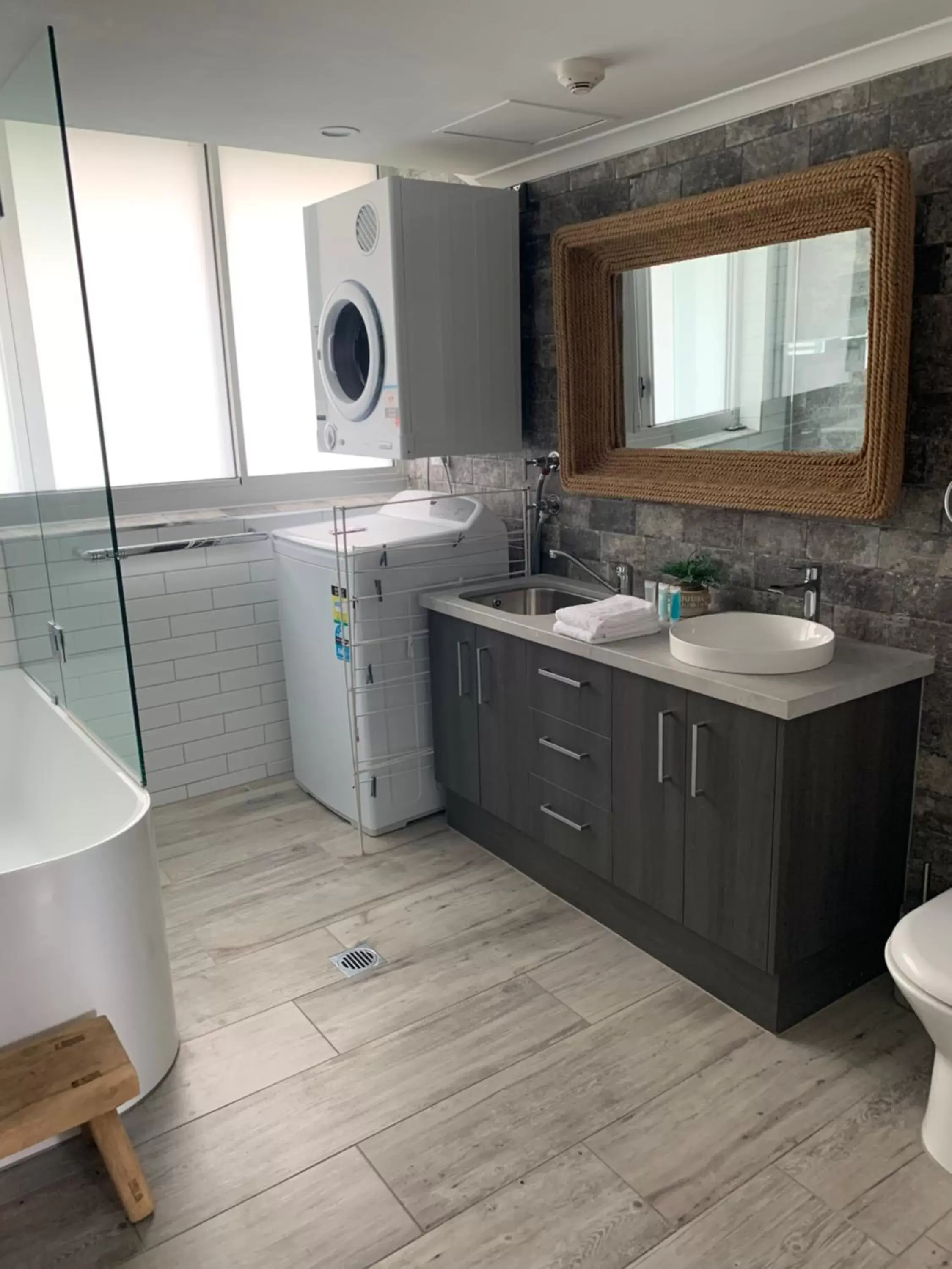 Bathroom in Pacific Regis Beachfront Holiday Apartments