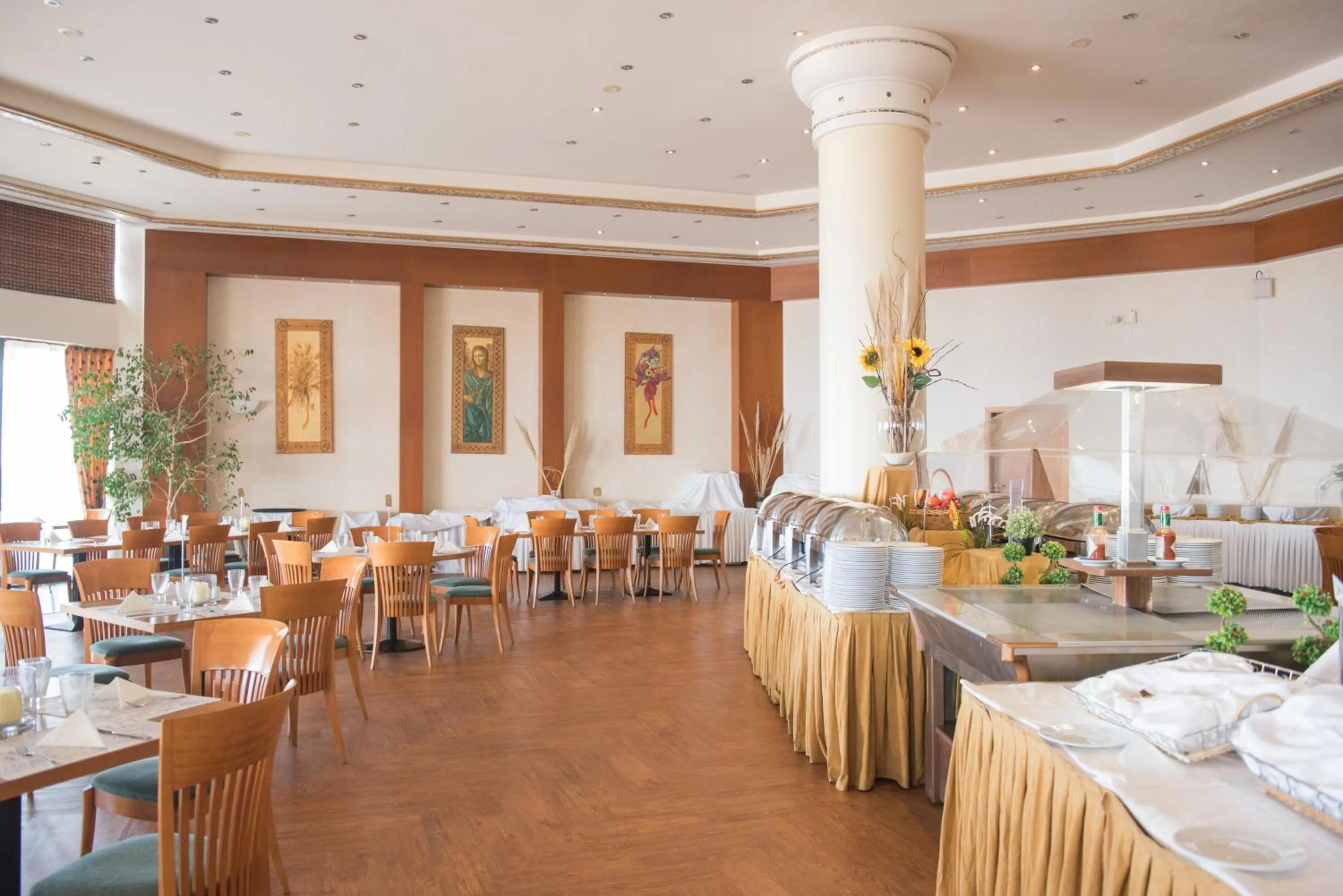 Restaurant/places to eat in Ramada Plaza by Wyndham Thraki