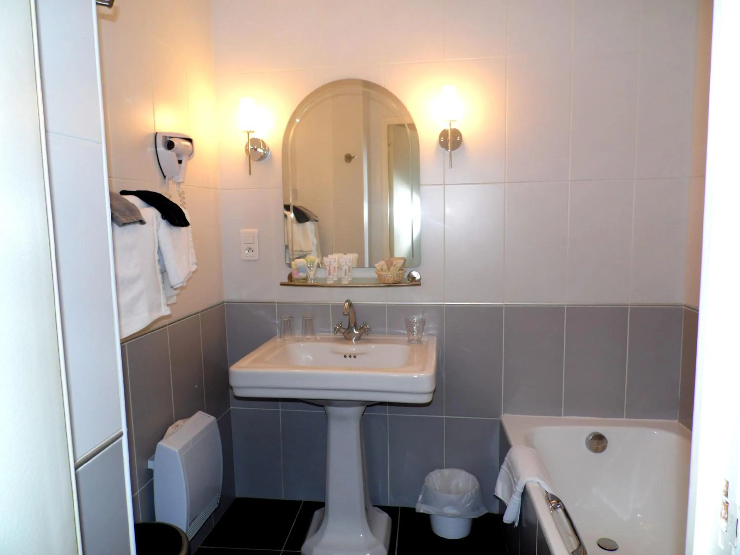 Bathroom in Clos de Vallombreuse, The Originals Relais