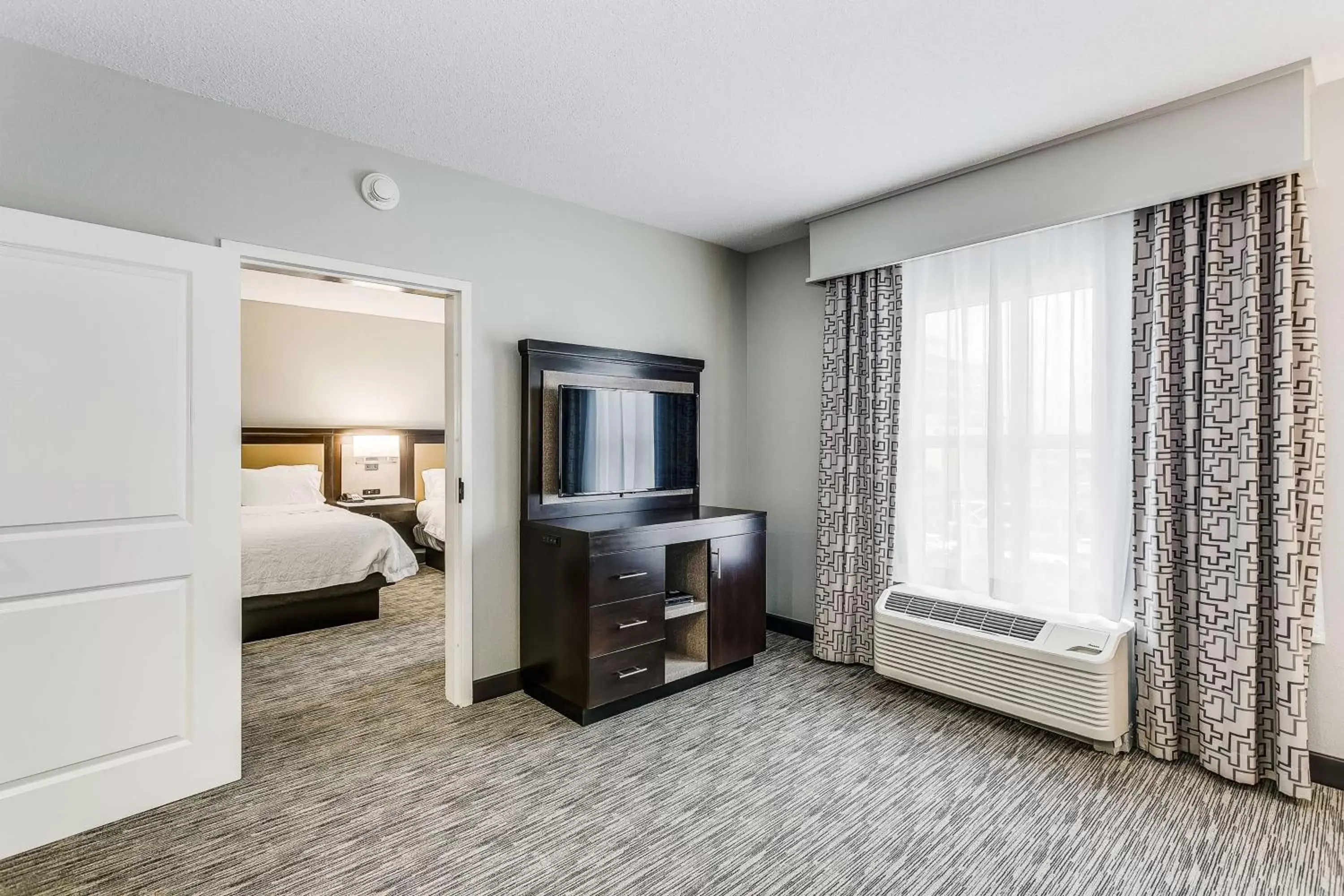 Bed, TV/Entertainment Center in Hampton Inn & Suites Mobile - Downtown Historic District