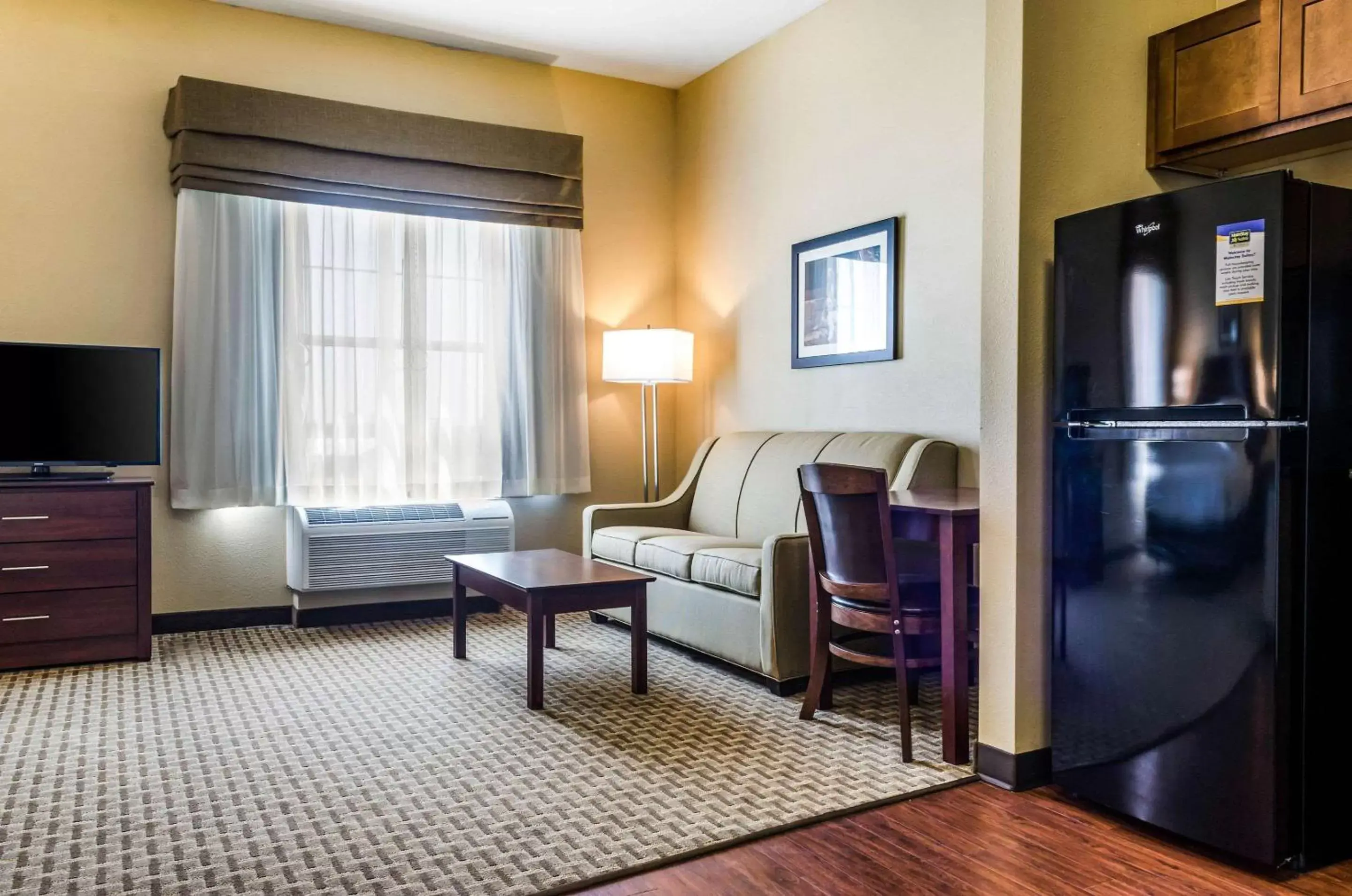 Photo of the whole room, Seating Area in MainStay Suites Hackberry Sportsman's Lodge