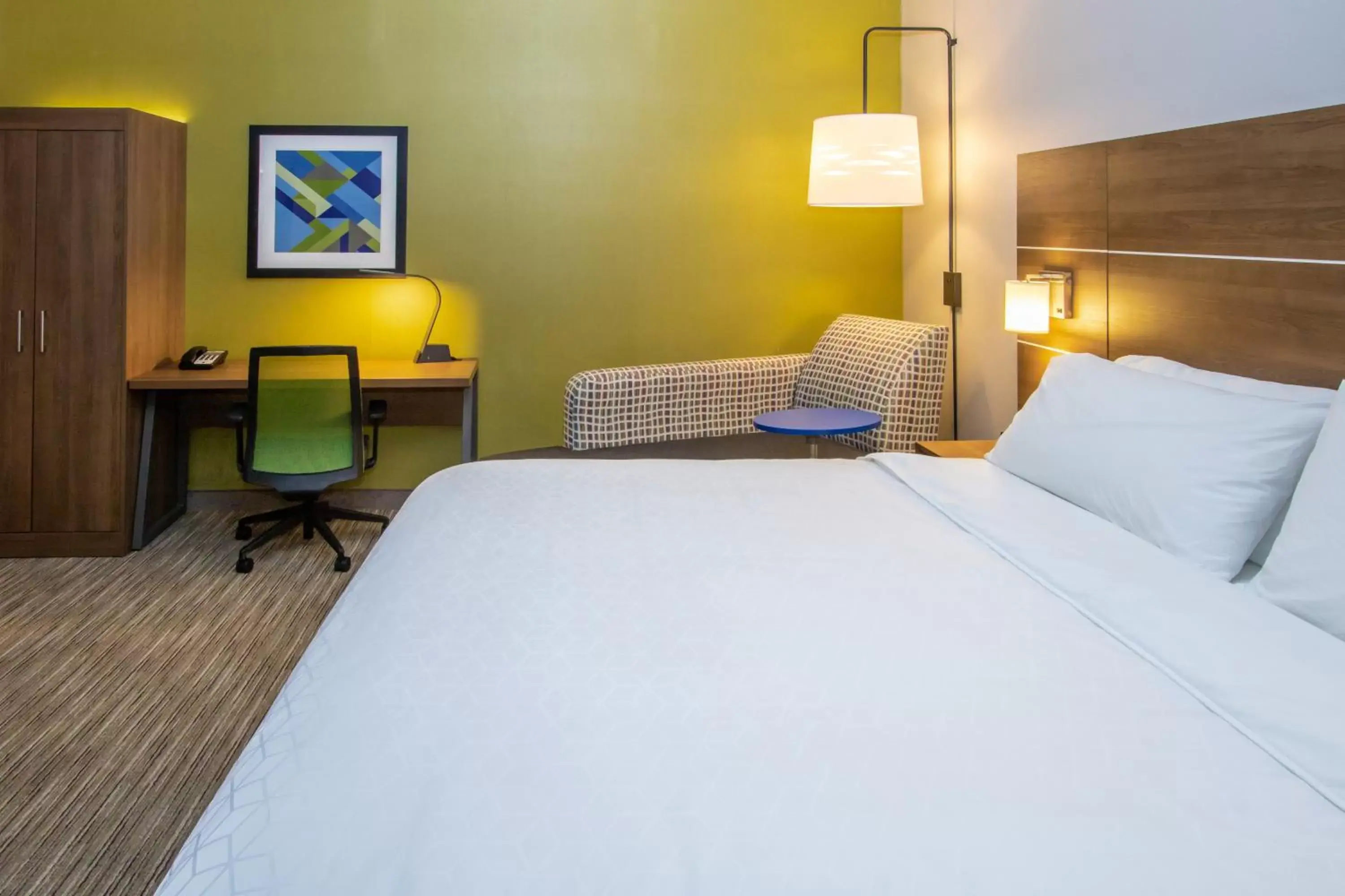 Bedroom, Bed in Holiday Inn Express Hotel & Suites Roseville - Galleria Area, an IHG Hotel