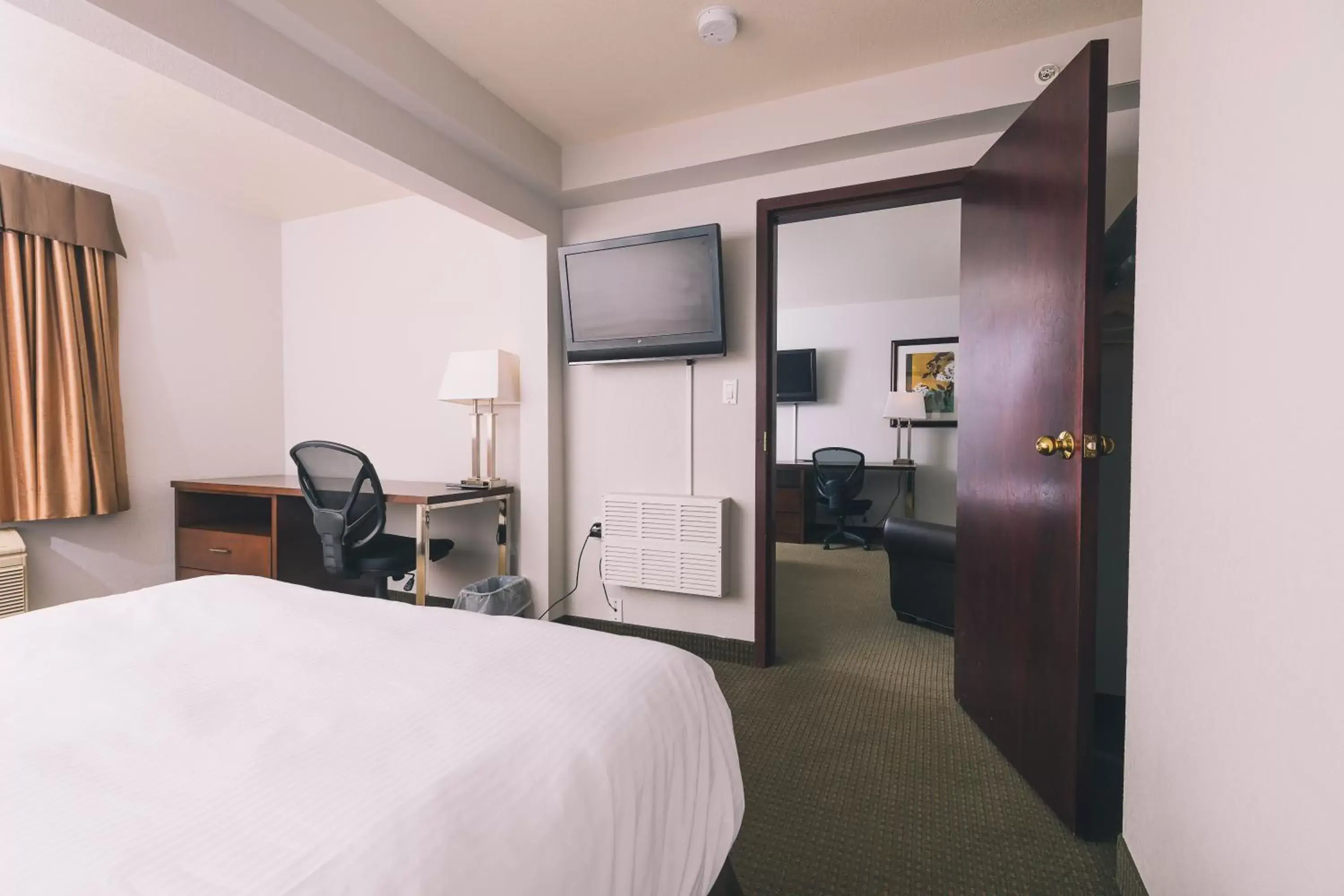 Bedroom, Bed in Service Plus Inns and Suites