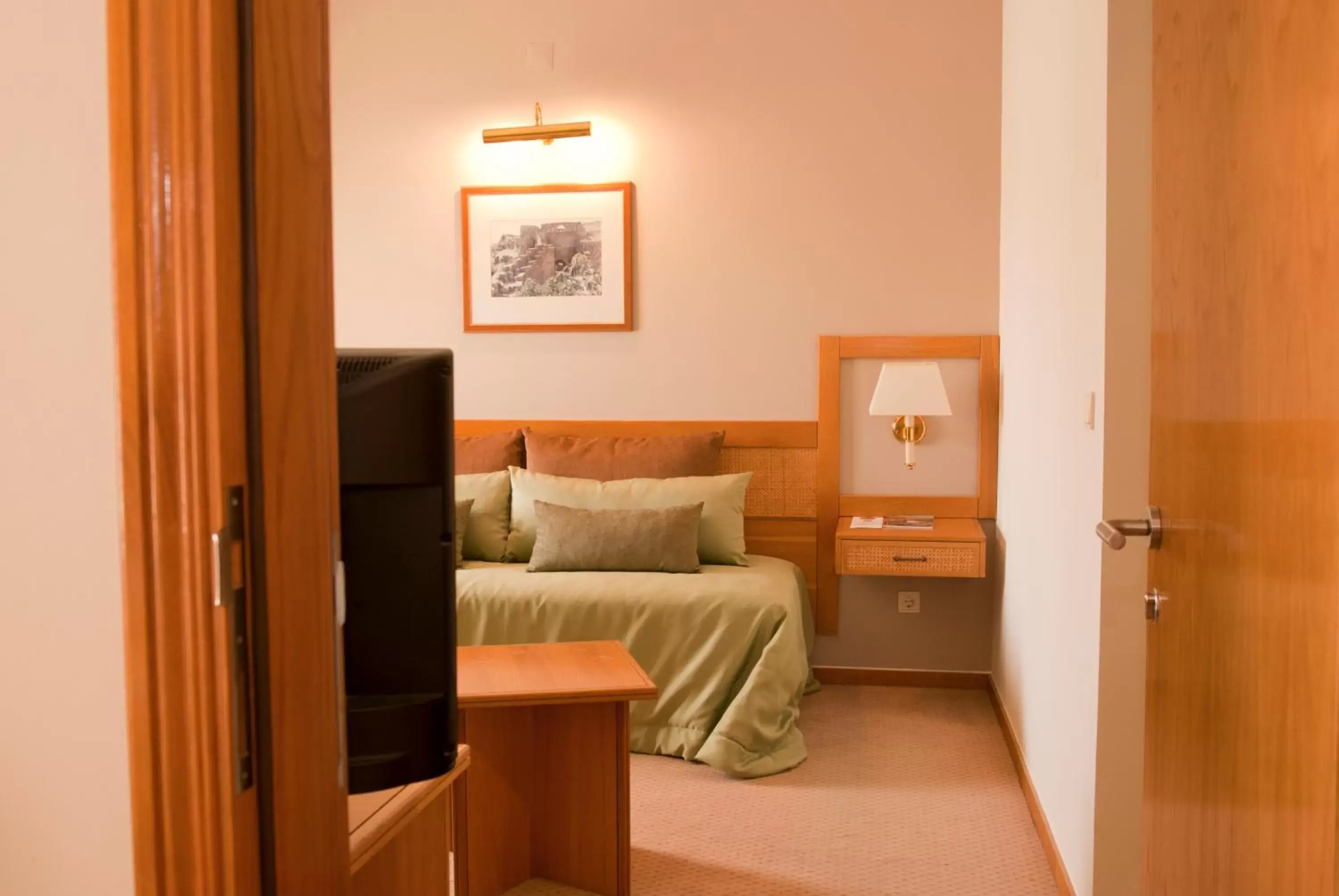 Bed, Seating Area in Hotel Rainha D. Amélia, Arts & Leisure