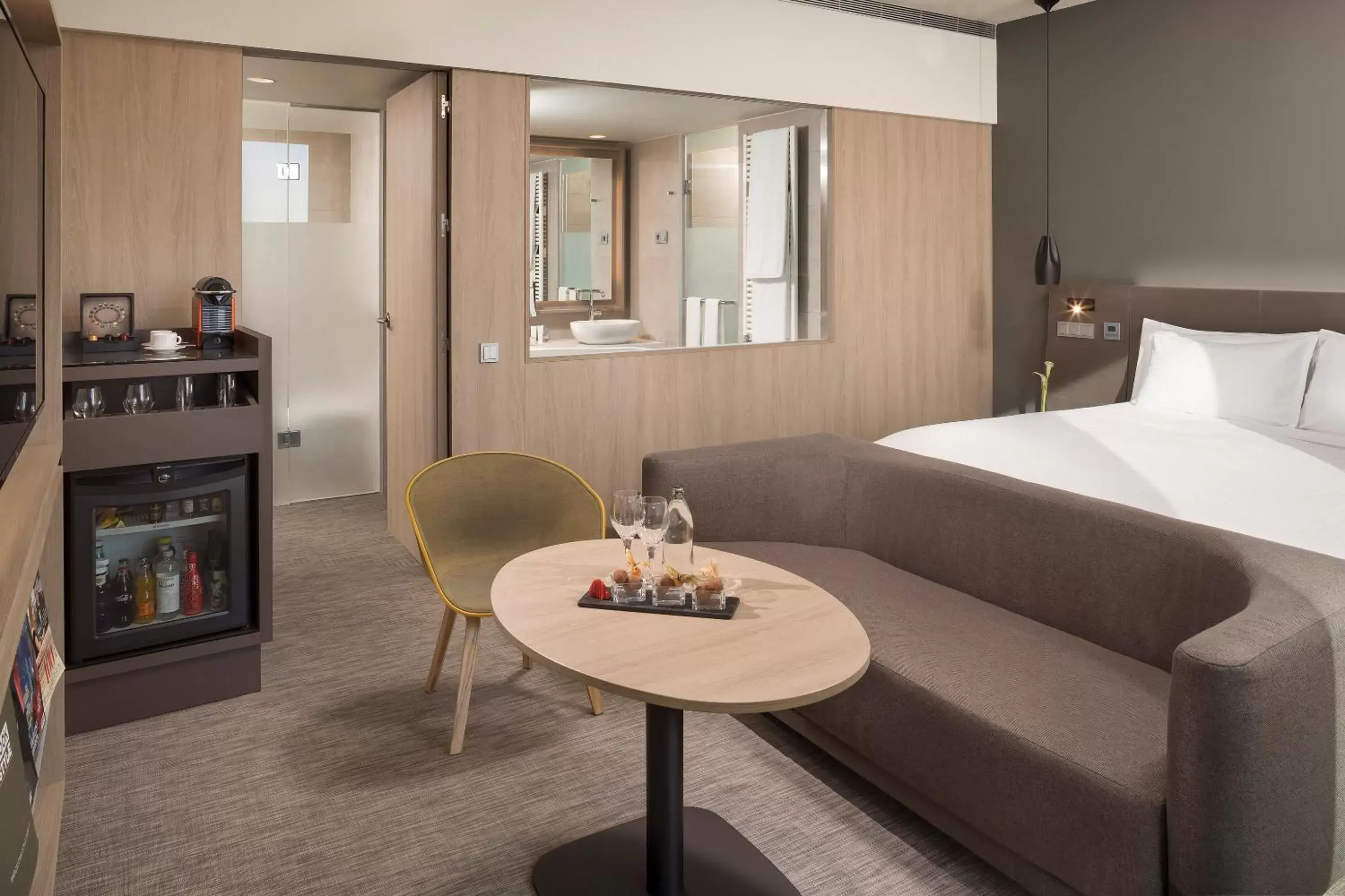 Bed, TV/Entertainment Center in Melia Barcelona Sky 4* Sup
