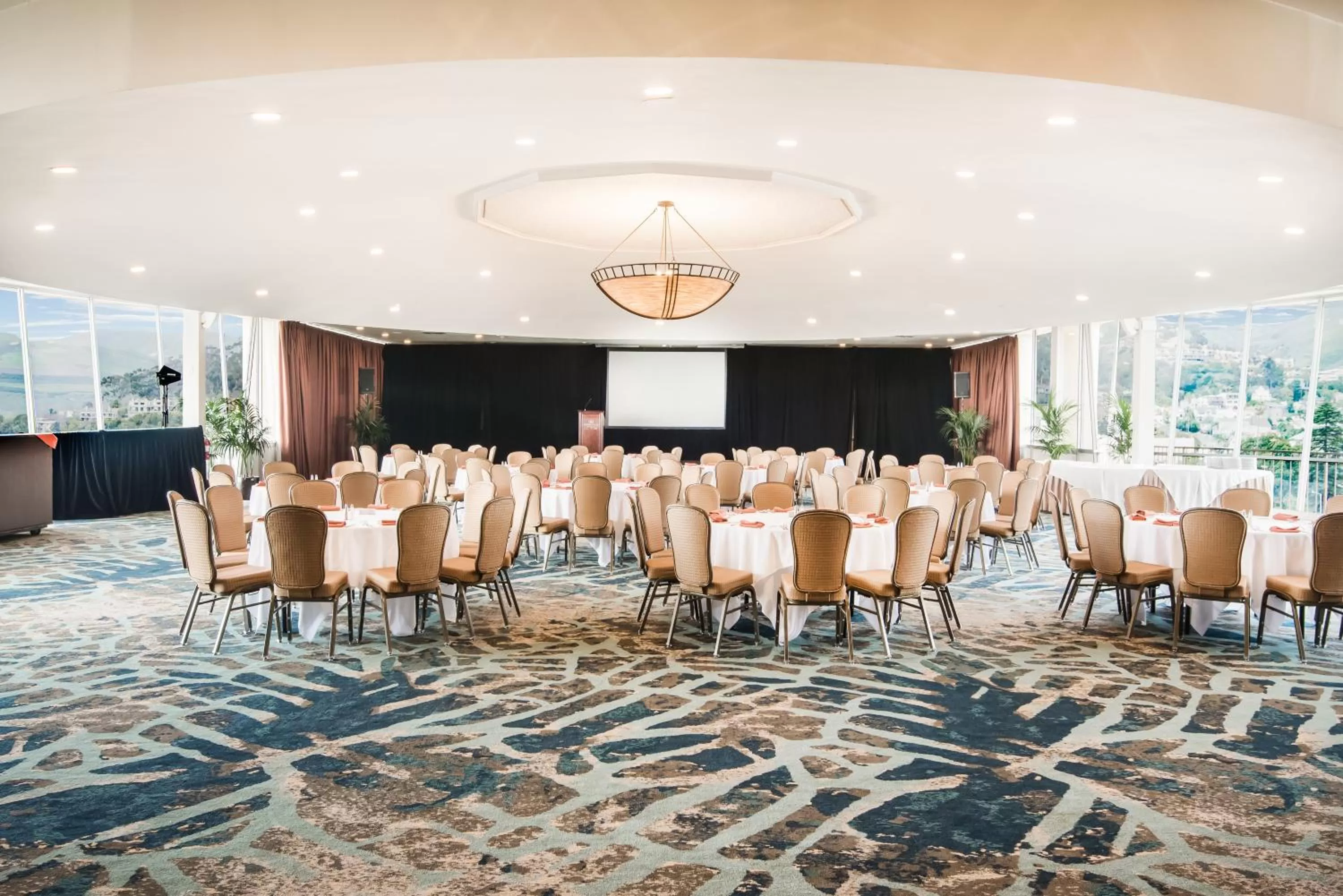 Meeting/conference room in Crowne Plaza Ventura Beach by IHG