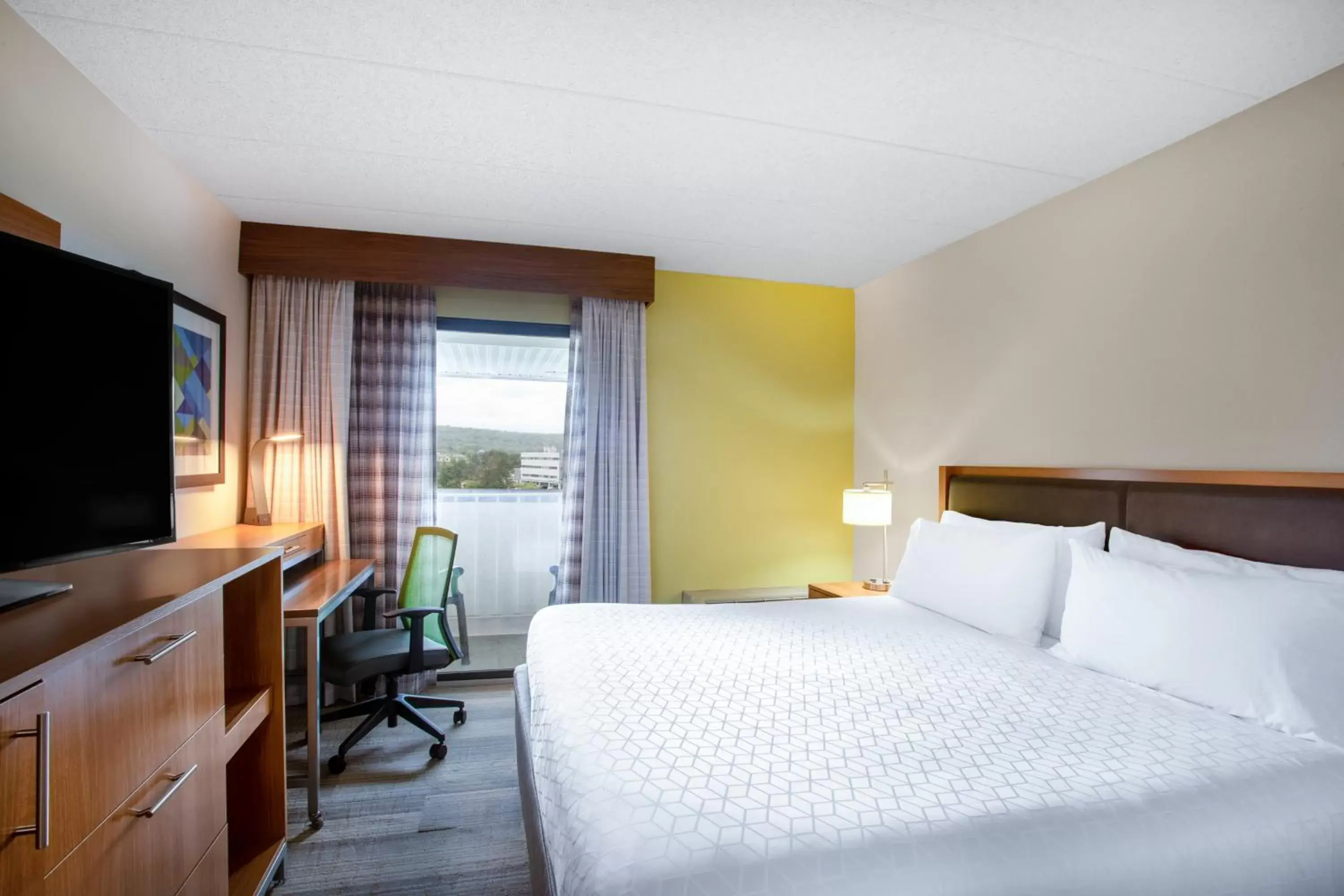 Bed in Holiday Inn Express Hotel & Suites King of Prussia, an IHG Hotel